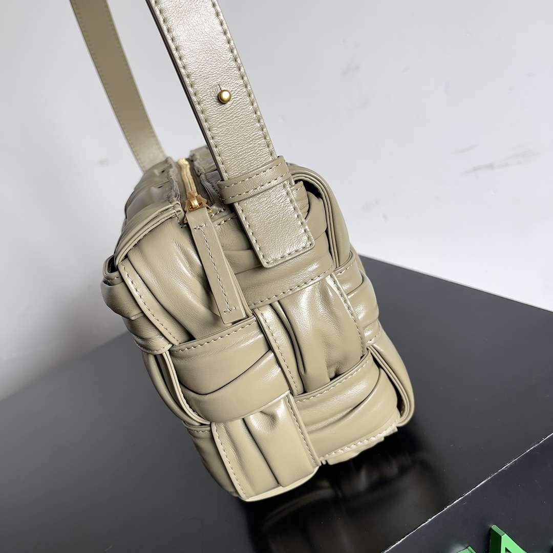 [TOP] Bottega Veneta BV Cassette Underarm Bag Shape With Pleats Bag - Taupe