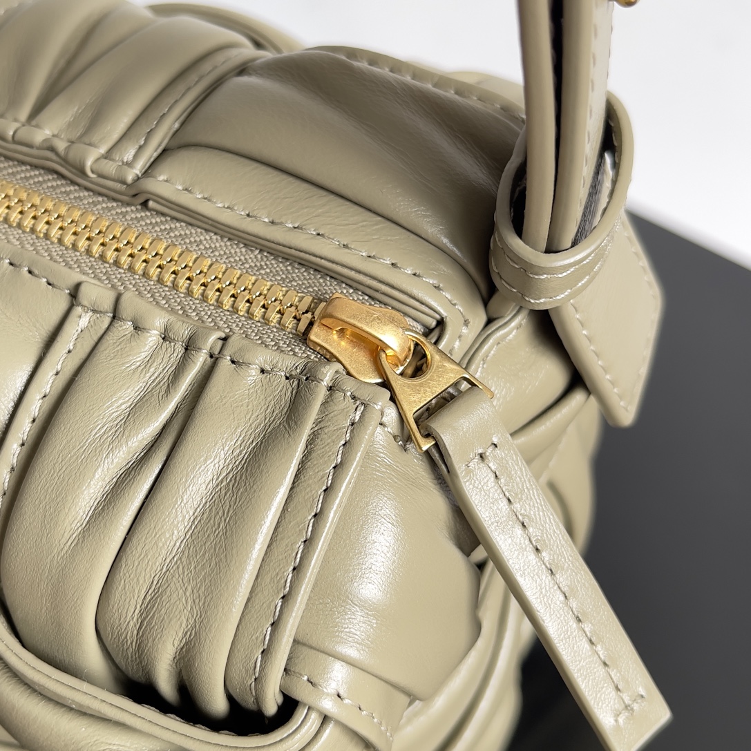[TOP] Bottega Veneta BV Cassette Underarm Bag Shape With Pleats Bag - Taupe