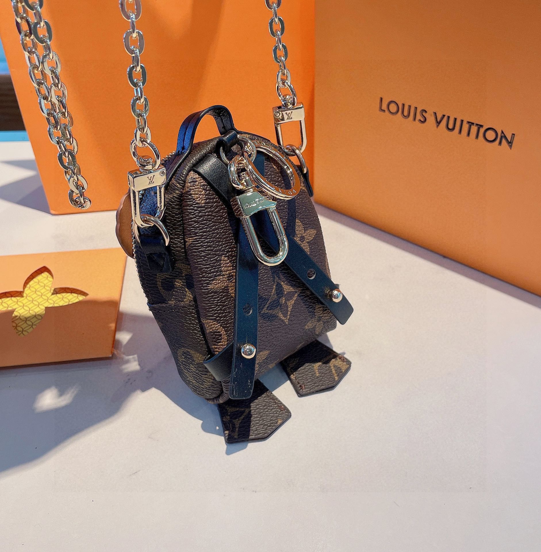 [TOP] Louis Vuitton LV Exclusive Keychain Pendant - 2 Colour