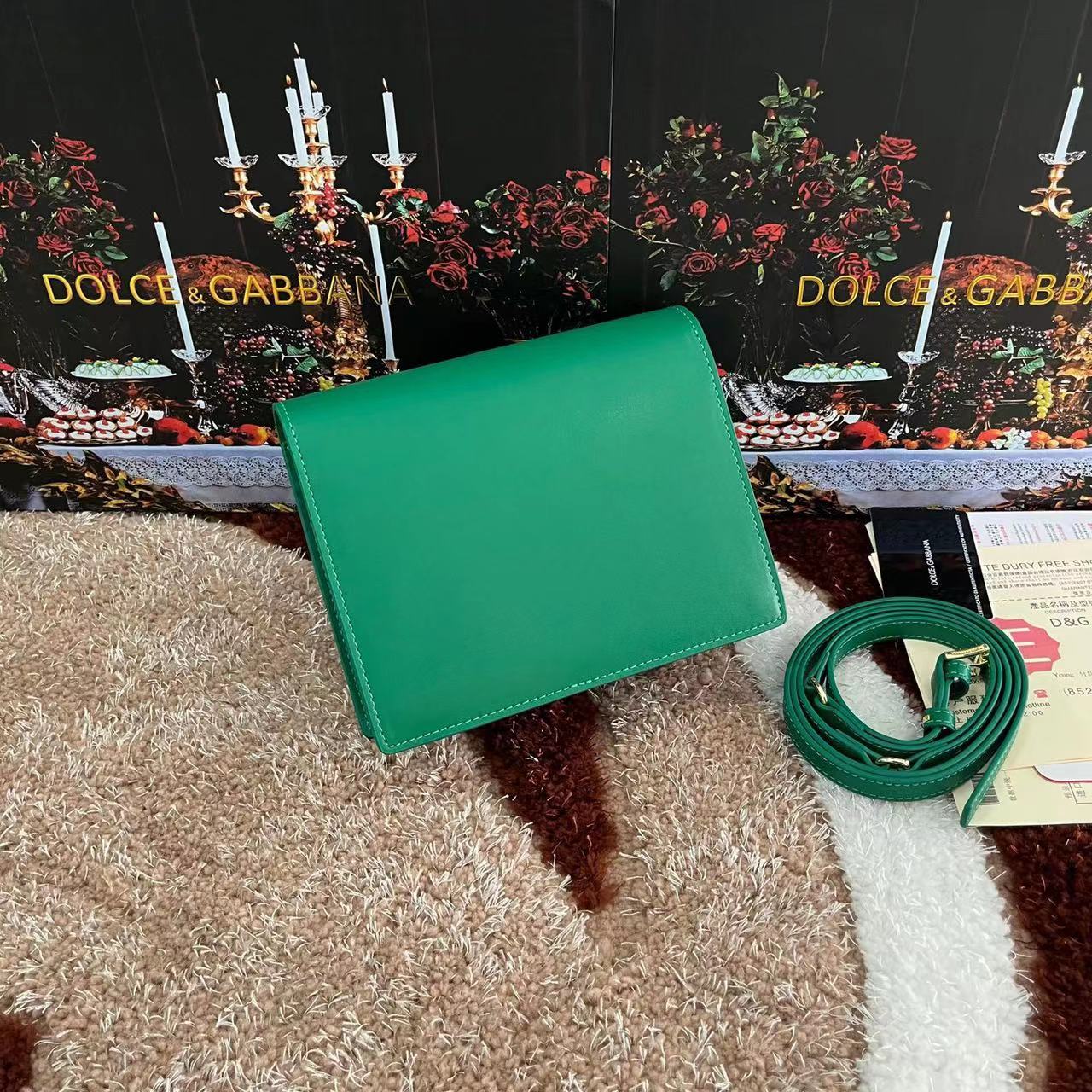 [TOP] Dolce & Gabbana D&G Calfskin DG Logo Bag 16x20x5.5 cm - Green