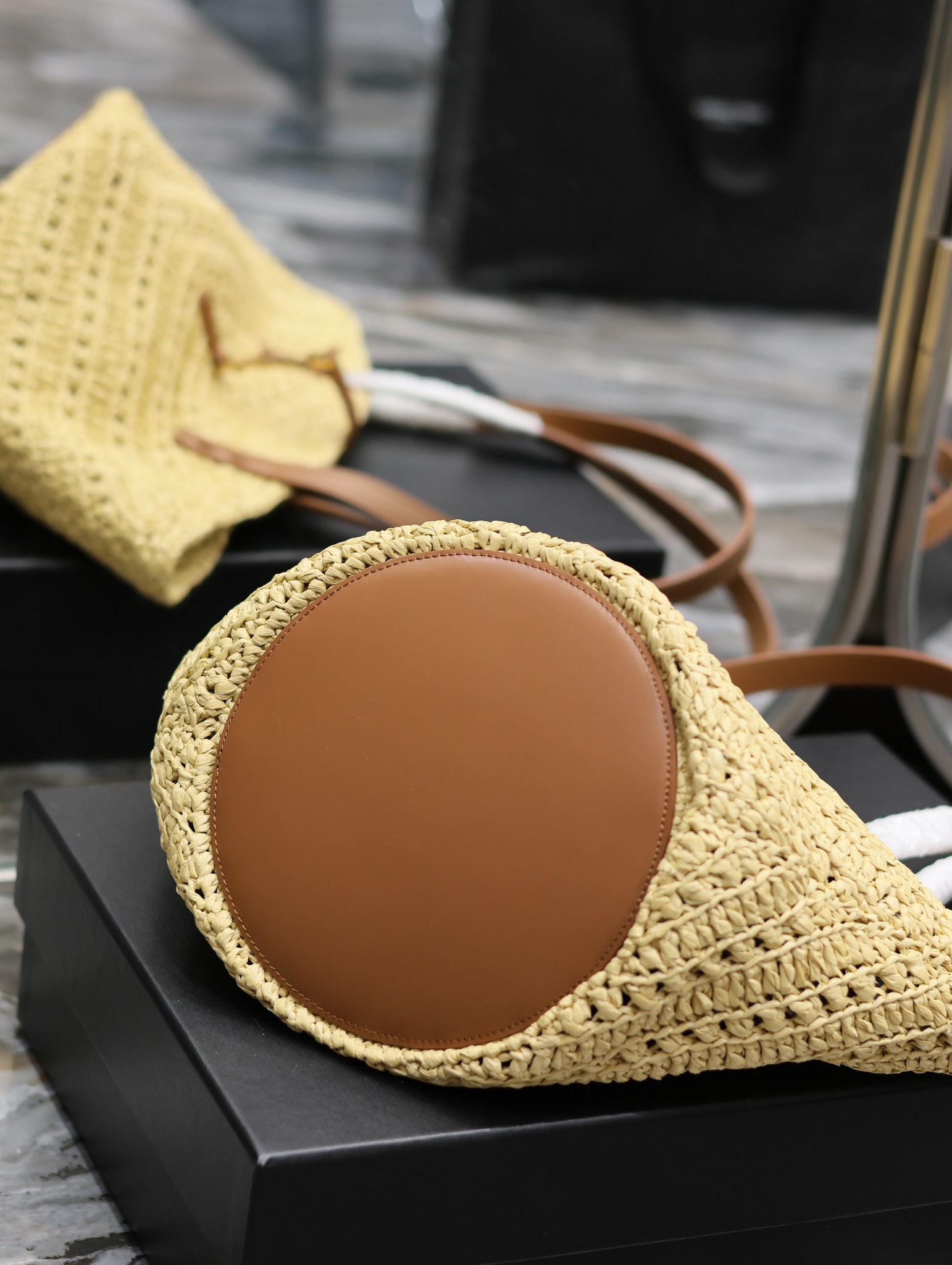 [TOP] Yves Saint Laurent YSL PANIER Vegetable Basket V-shaped Hollow Straw Tote Bag - Black and Apricot