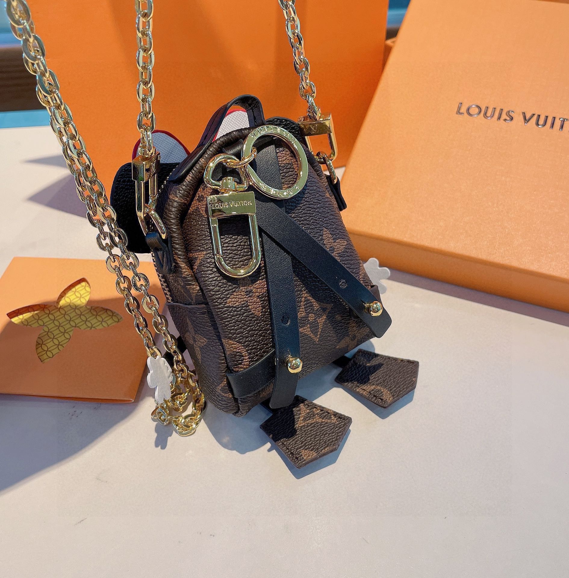 [TOP] Louis Vuitton LV Exclusive Keychain Pendant - 2 Colour