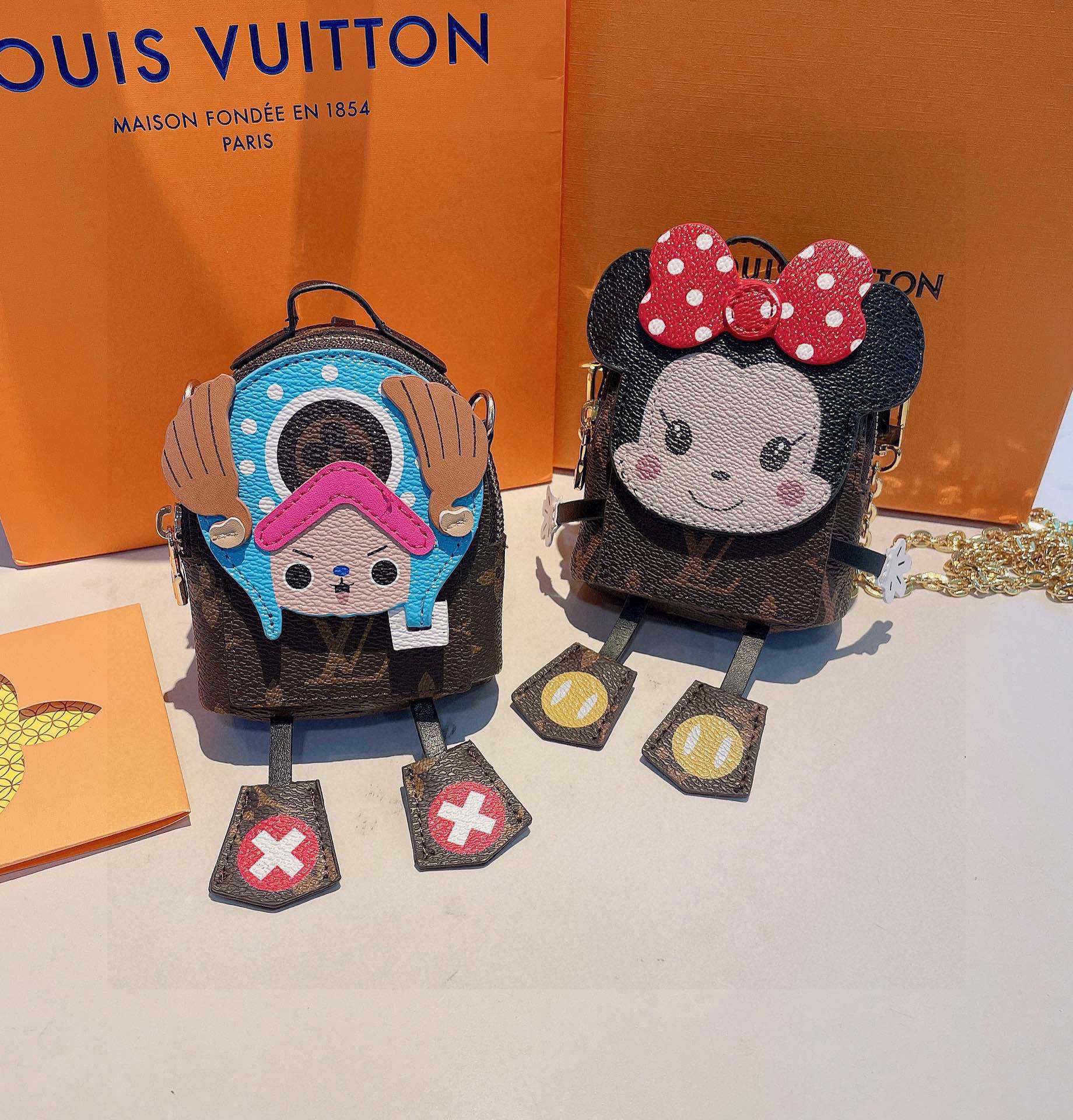 [TOP] Louis Vuitton LV Exclusive Keychain Pendant - 2 Colour