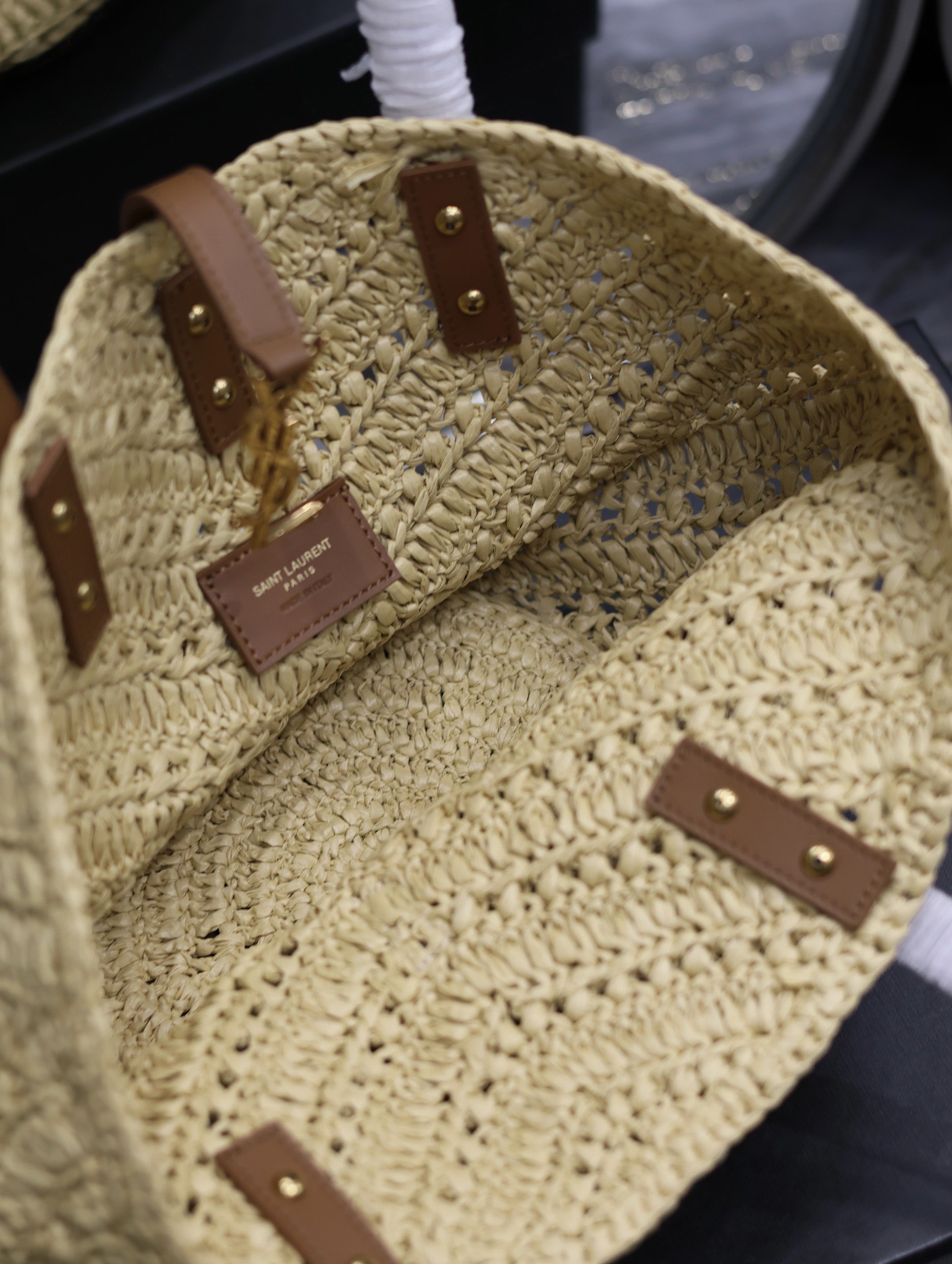 [TOP] Yves Saint Laurent YSL PANIER Vegetable Basket V-shaped Hollow Straw Tote Bag - Black and Apricot