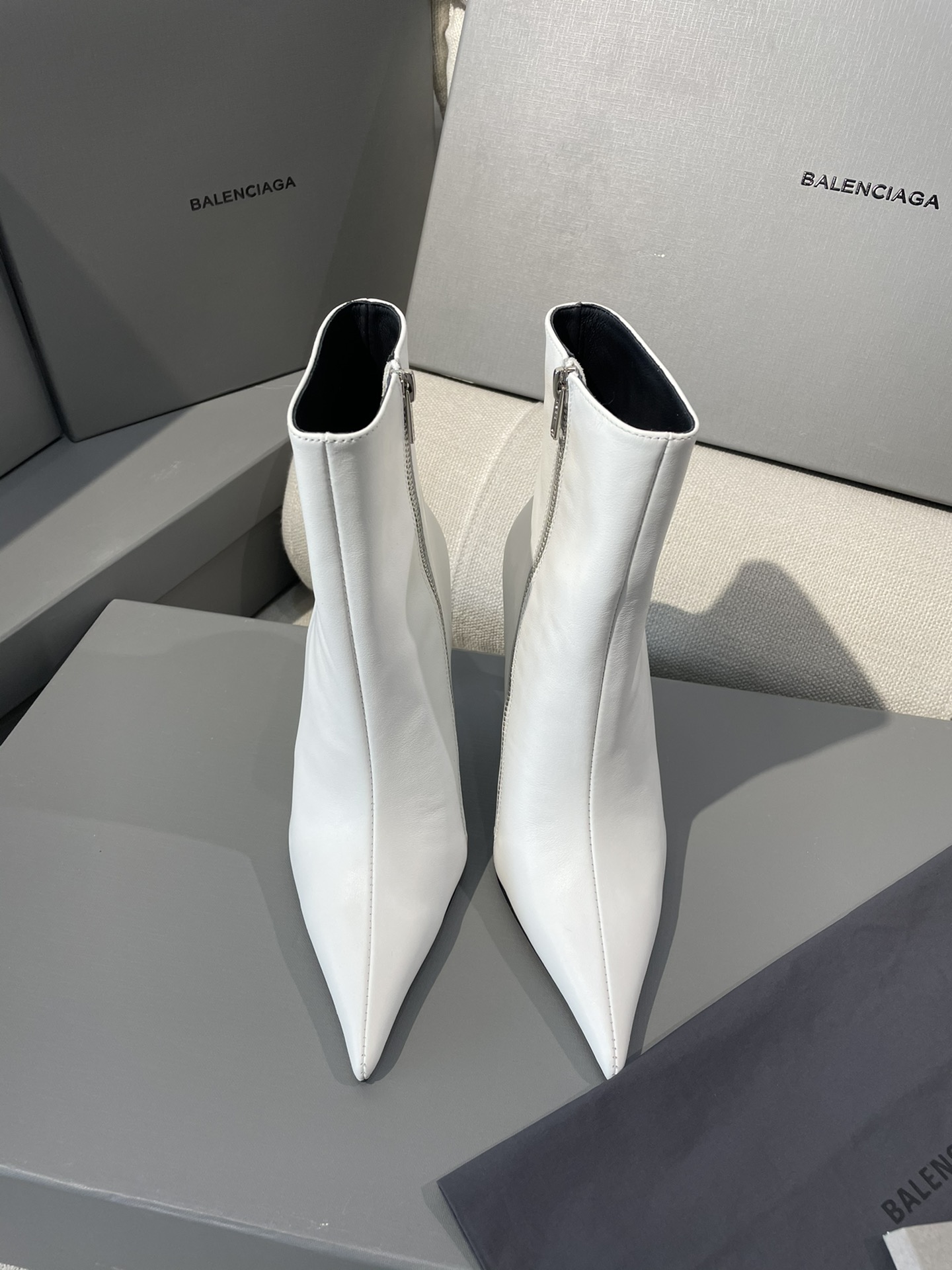 [TOP] BALENCIAGA New Pointed Toe Heeled Cowhide Boots - 9cm - 2 Colour