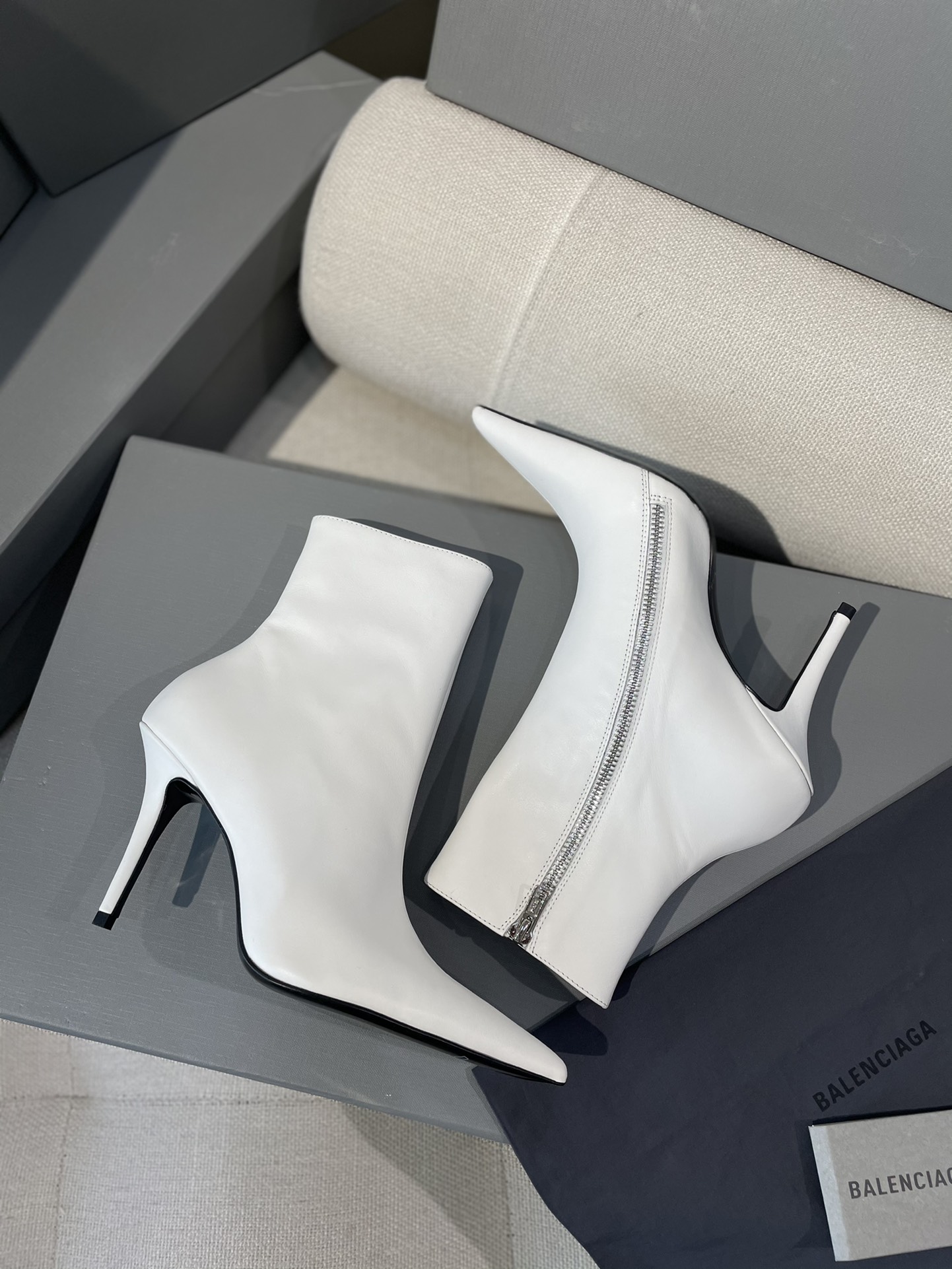 [TOP] BALENCIAGA New Pointed Toe Heeled Cowhide Boots - 9cm - 2 Colour