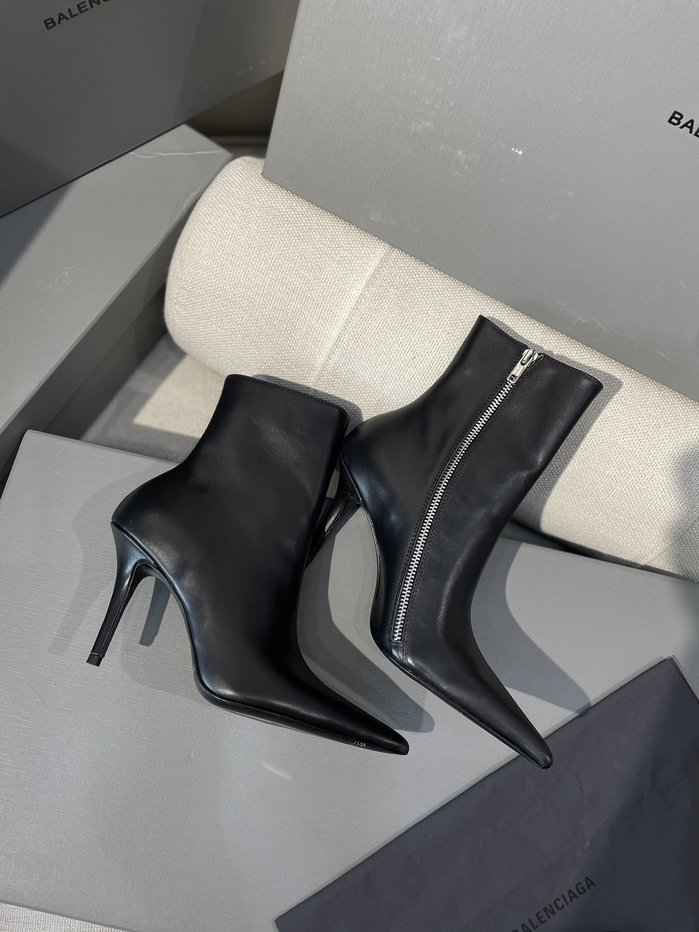 [TOP] BALENCIAGA New Pointed Toe Heeled Cowhide Boots - 9cm - 2 Colour
