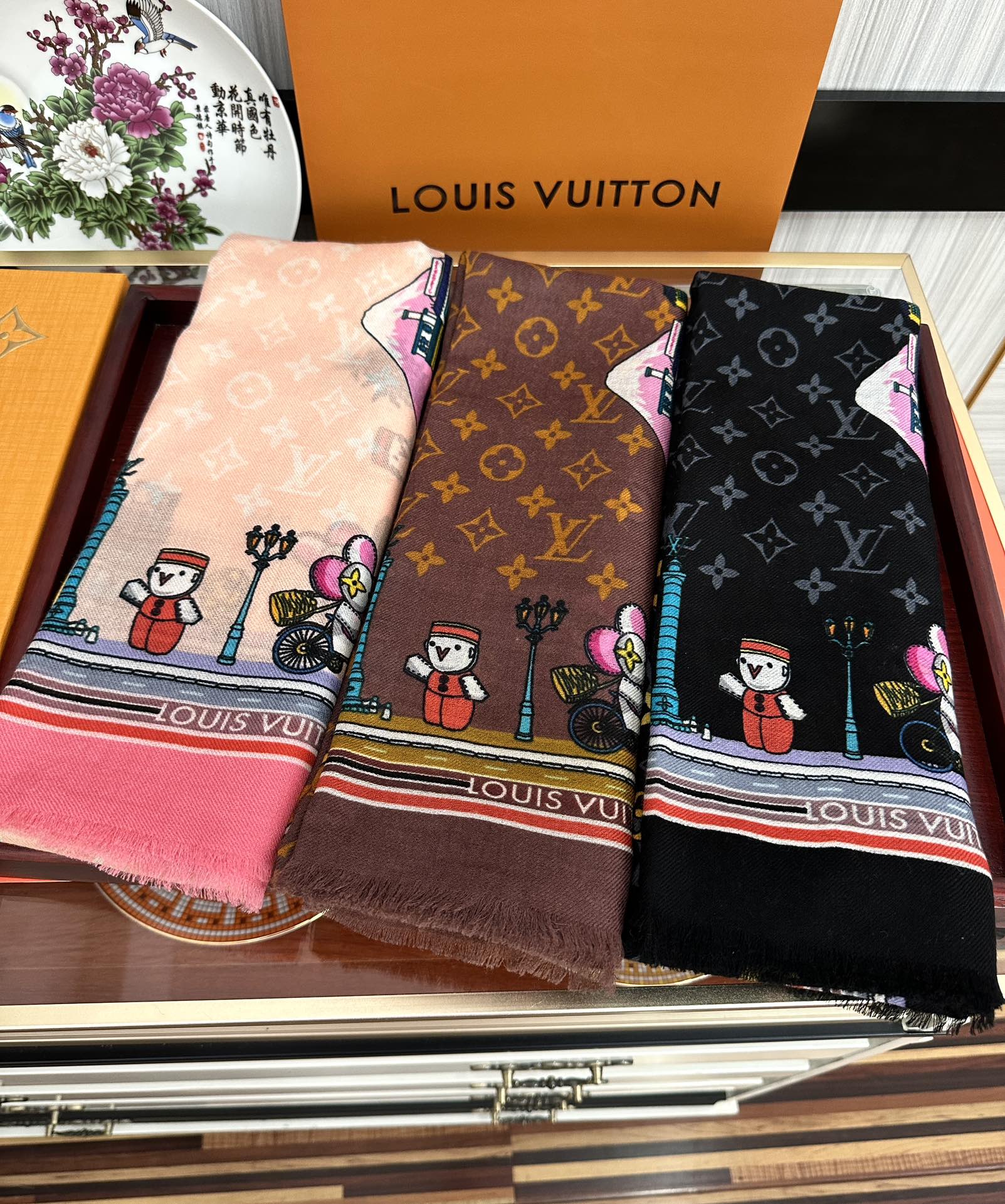 [TOP] Louis Vuitton LV Anime City Patterned Fleece Scarf 100 x 200 cm - 3 Colors