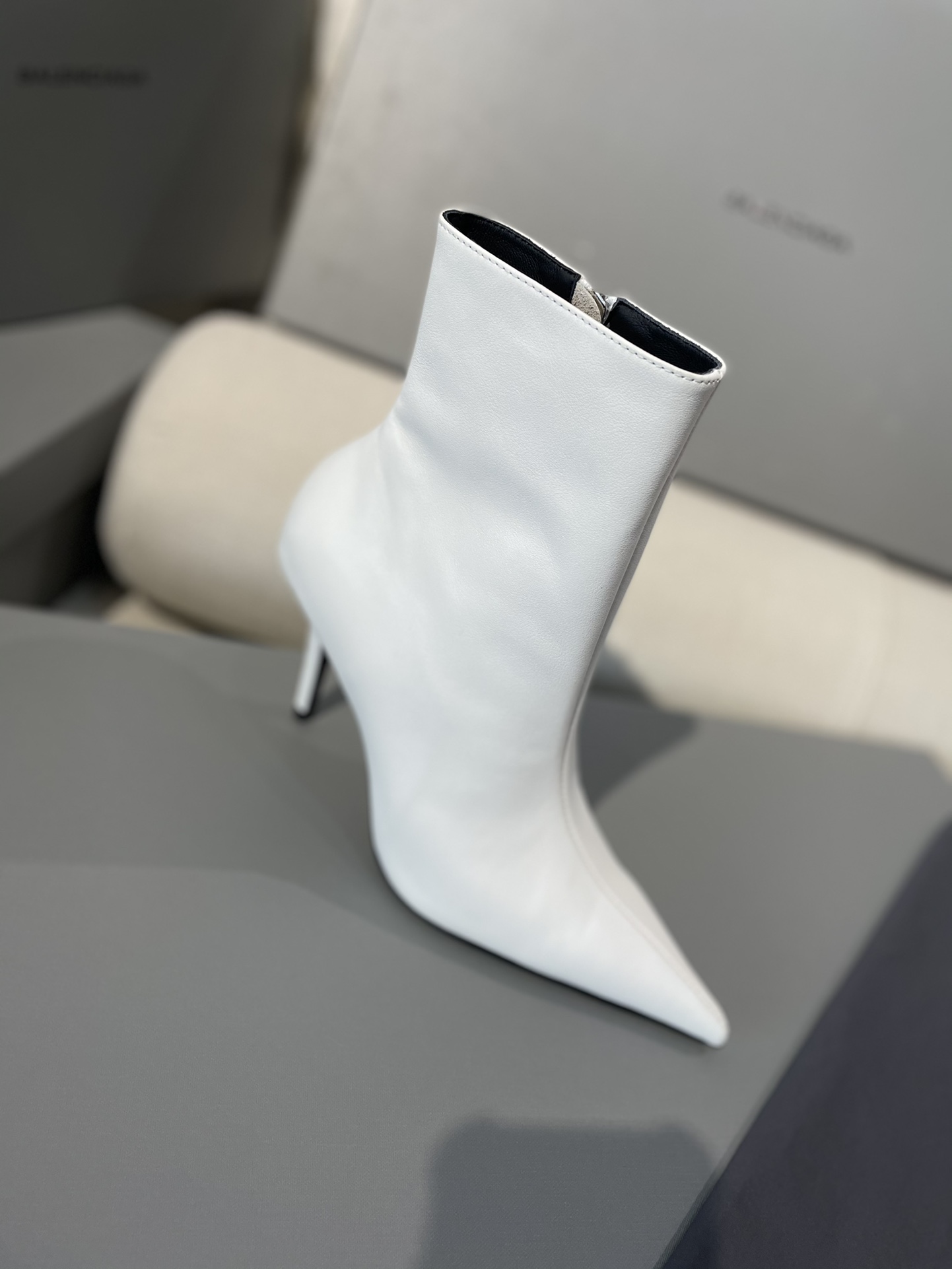 [TOP] BALENCIAGA New Pointed Toe Heeled Cowhide Boots - 9cm - 2 Colour