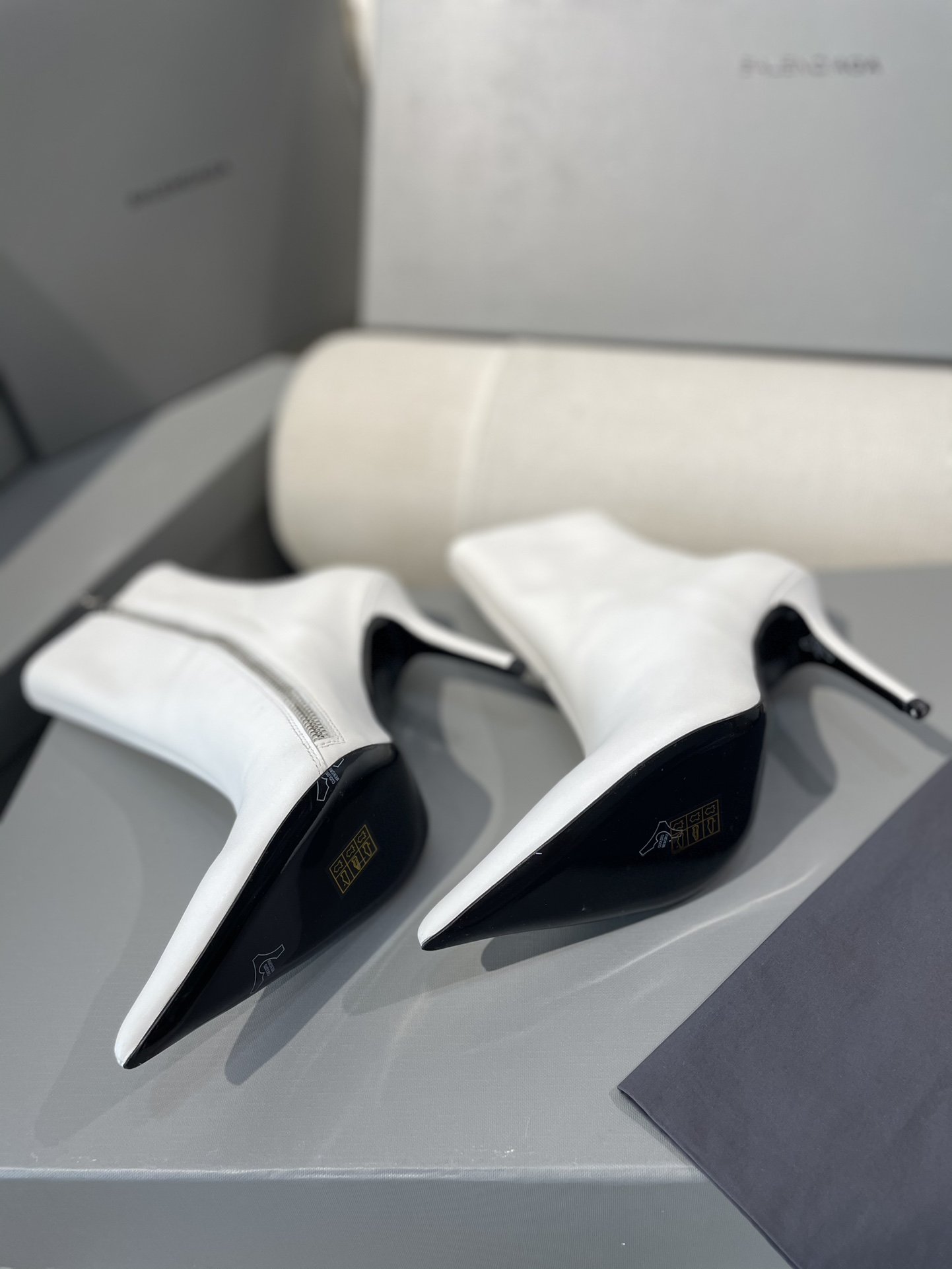 [TOP] BALENCIAGA New Pointed Toe Heeled Cowhide Boots - 9cm - 2 Colour