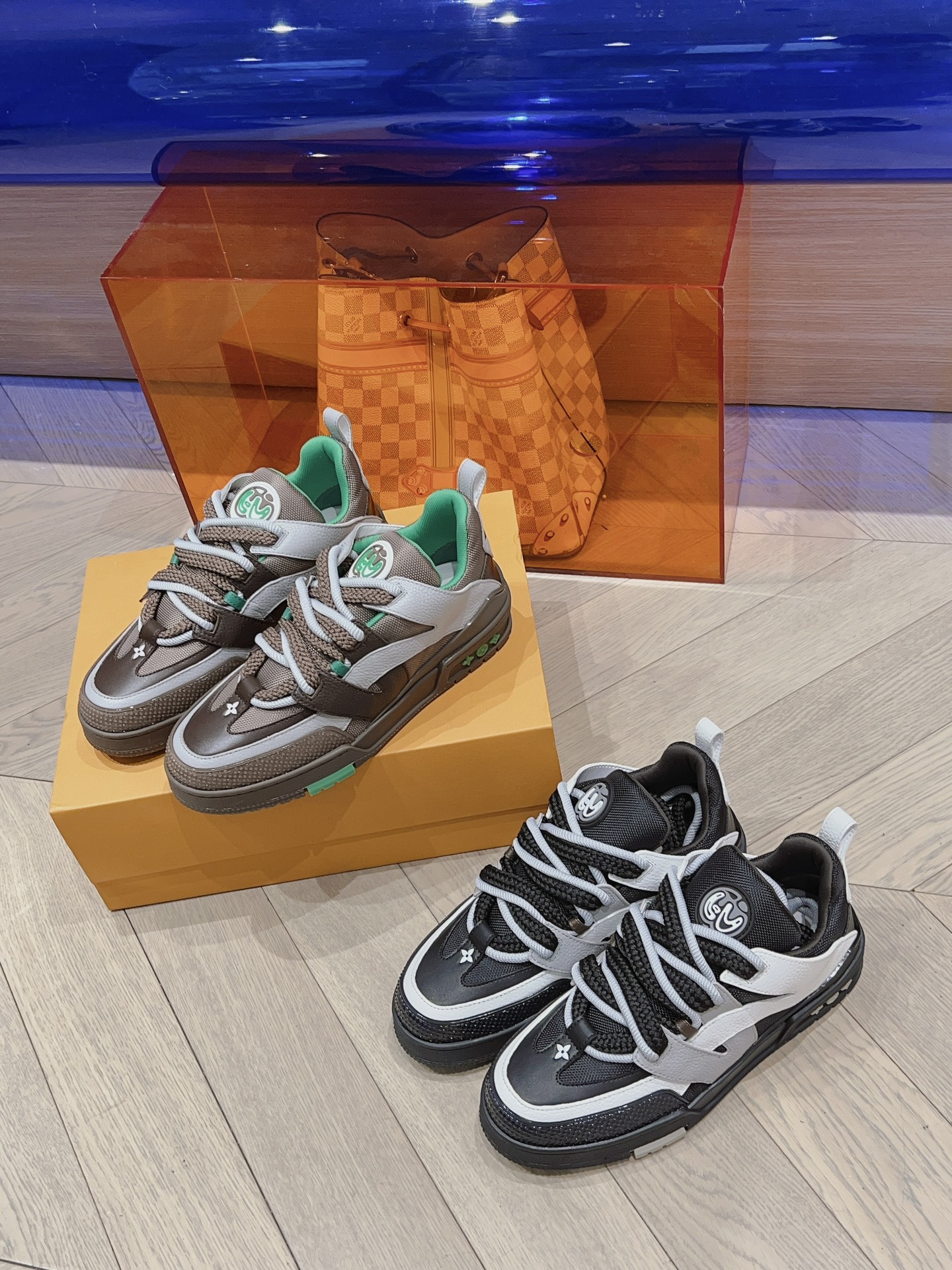 [TOP] Louis Vuitton LV Cow Leather And Tech Mesh Fabric Sneakers - 2 Colors