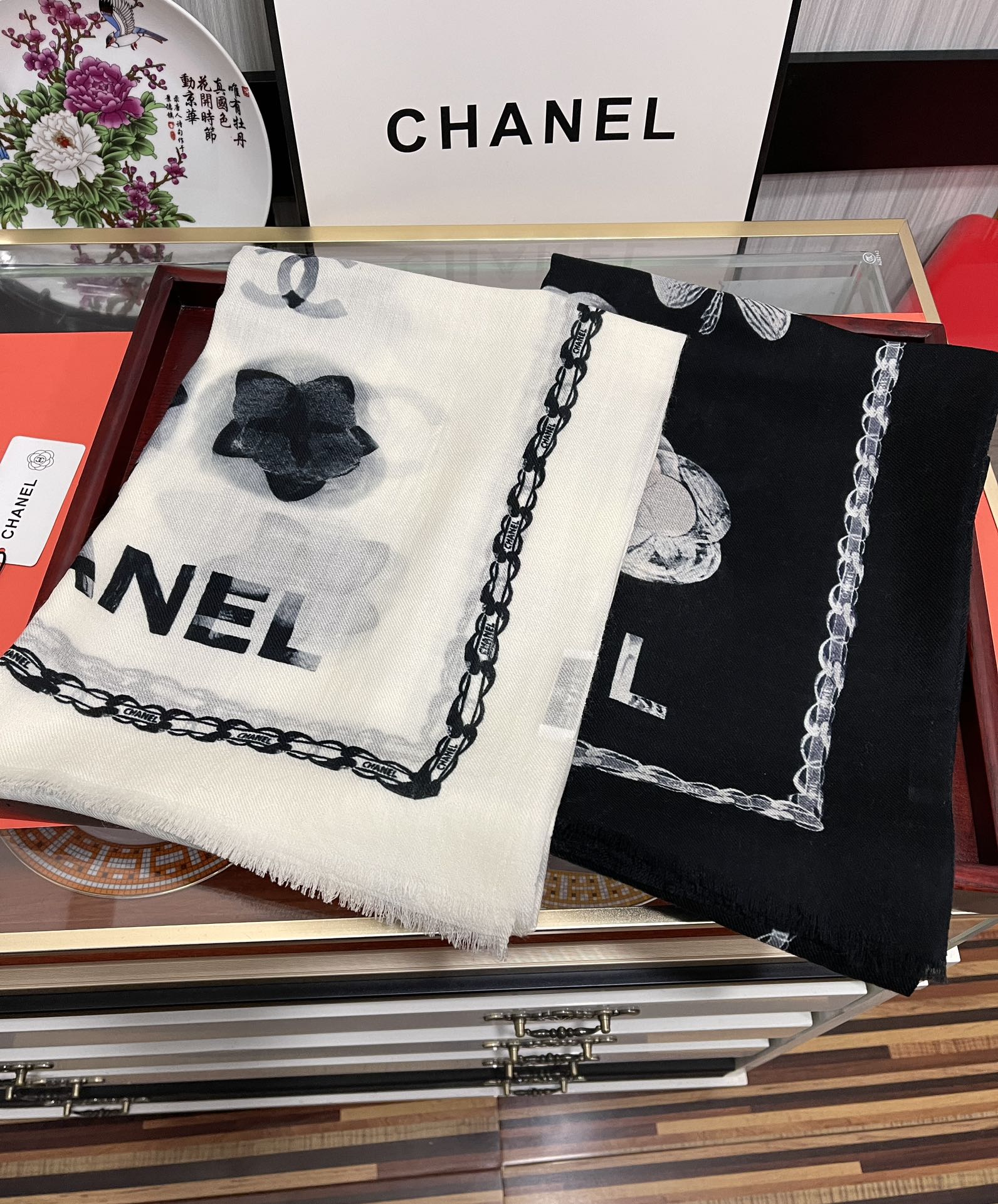 [TOP] CHANEL Double Sided Patterned Fleece Scarf 100 x 200 cm - 2 Colors