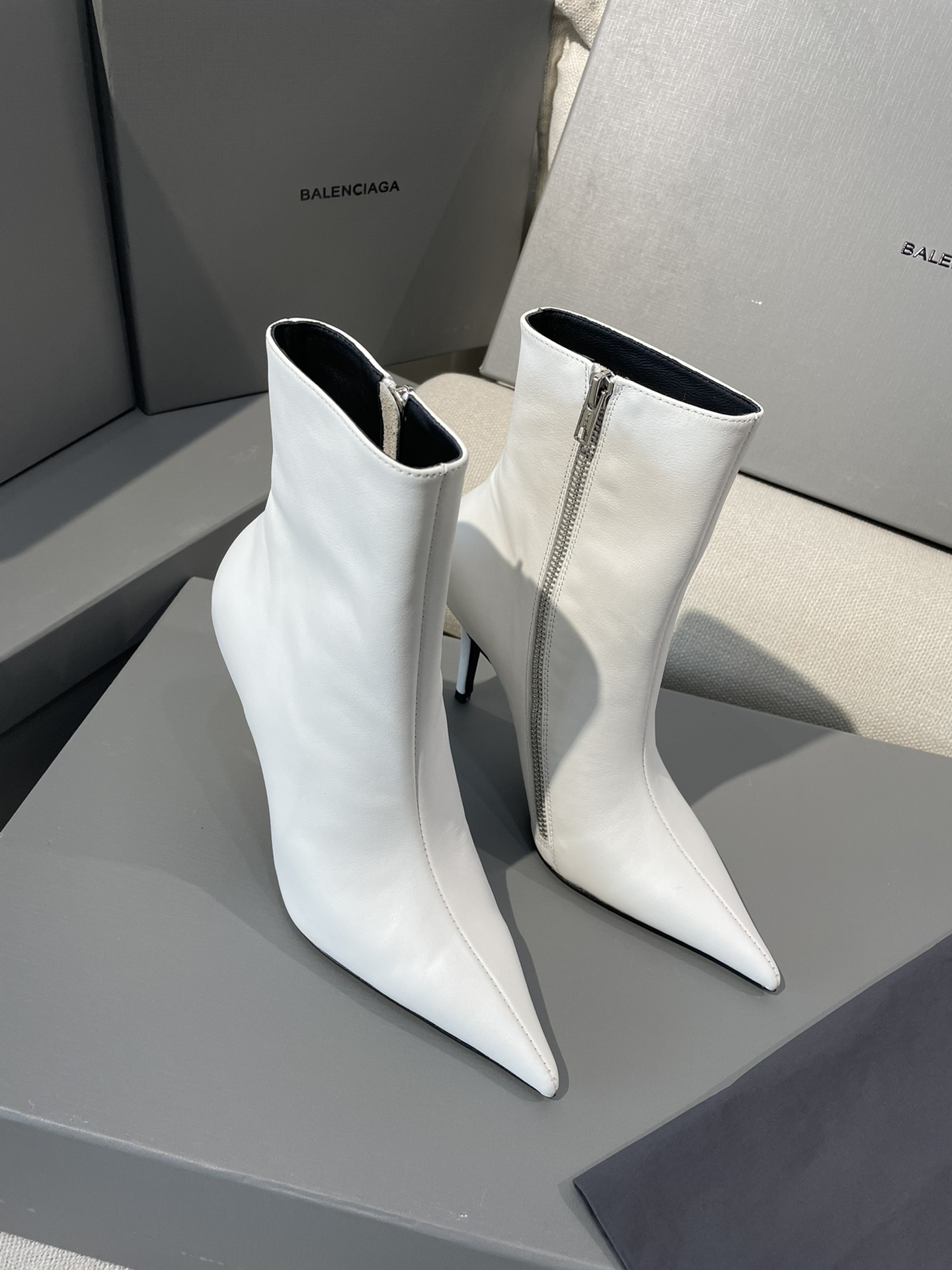 [TOP] BALENCIAGA New Pointed Toe Heeled Cowhide Boots - 9cm - 2 Colour
