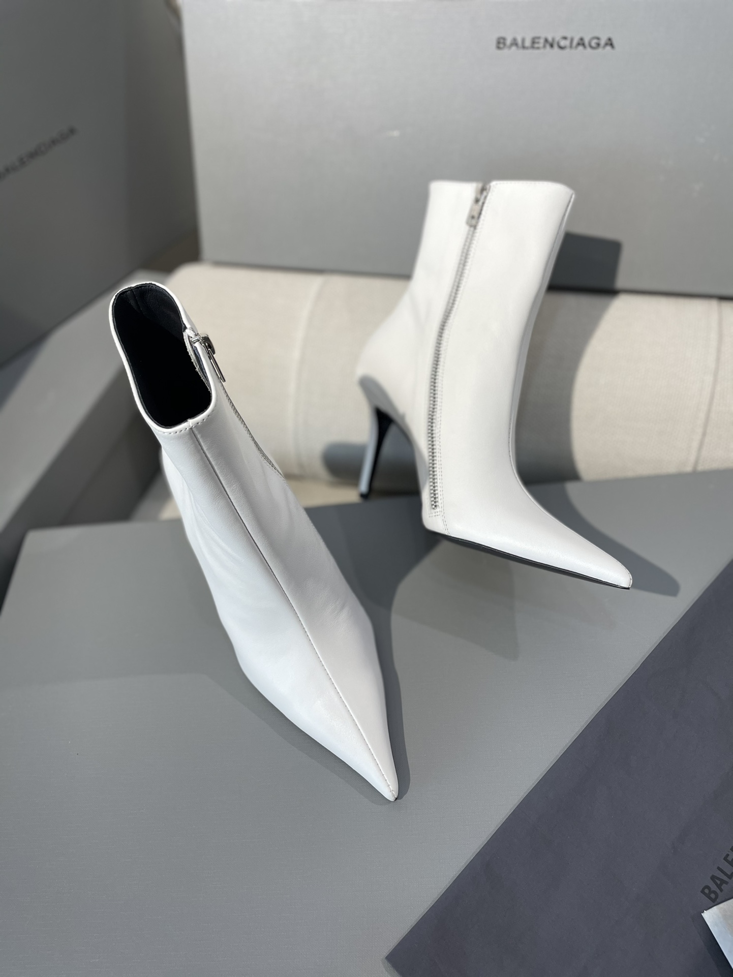 [TOP] BALENCIAGA New Pointed Toe Heeled Cowhide Boots - 9cm - 2 Colour