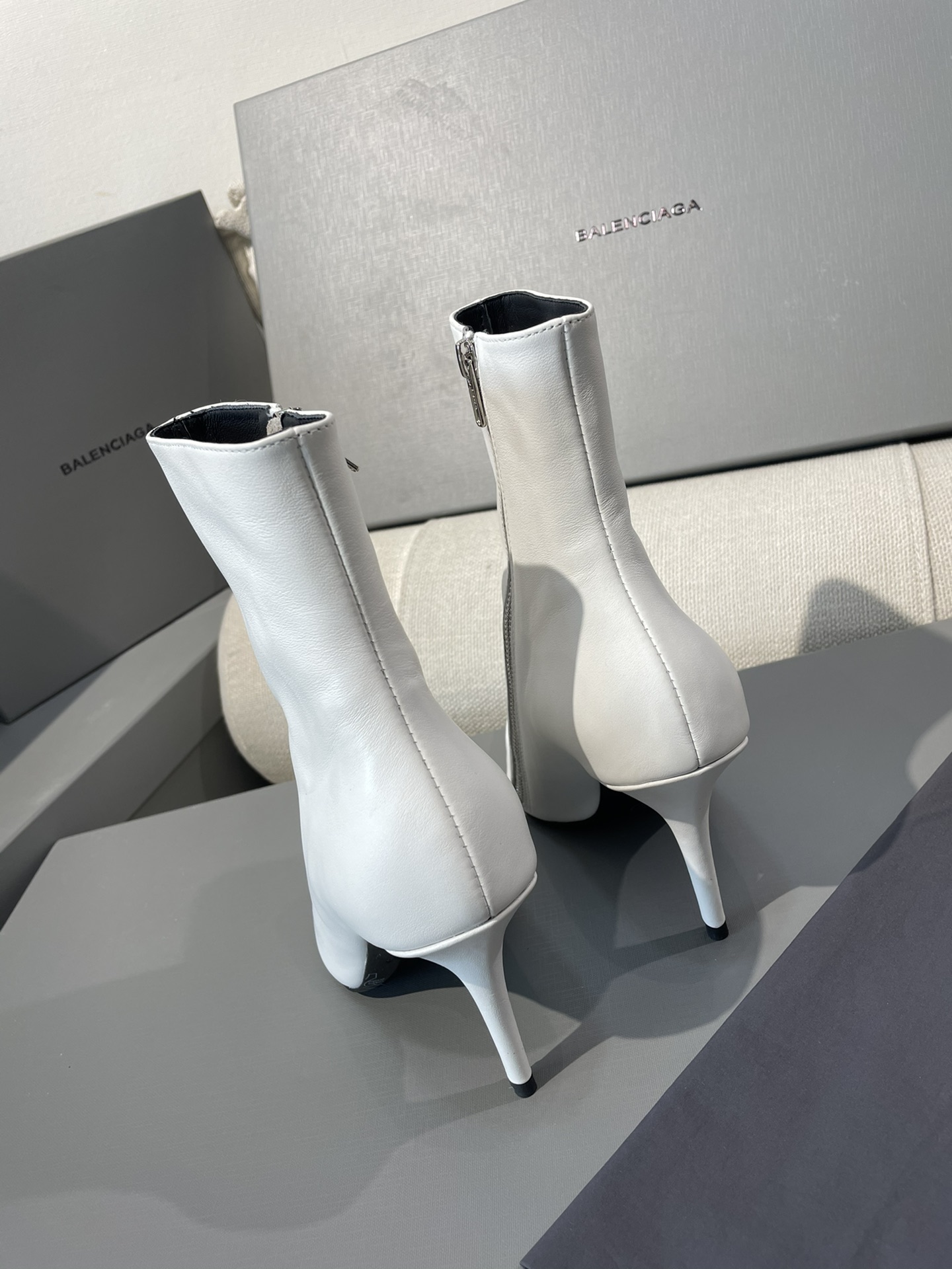 [TOP] BALENCIAGA New Pointed Toe Heeled Cowhide Boots - 9cm - 2 Colour
