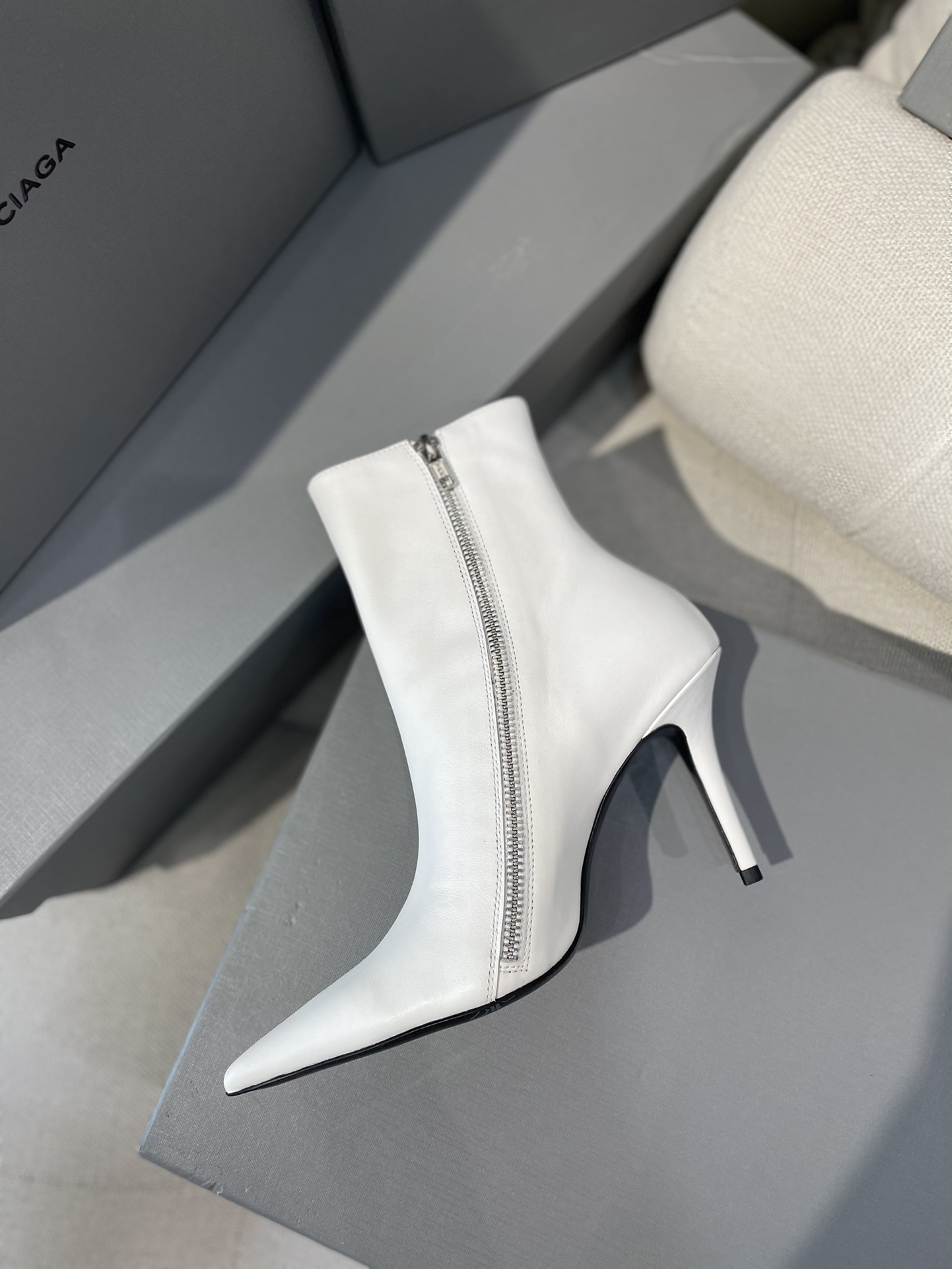 [TOP] BALENCIAGA New Pointed Toe Heeled Cowhide Boots - 9cm - 2 Colour