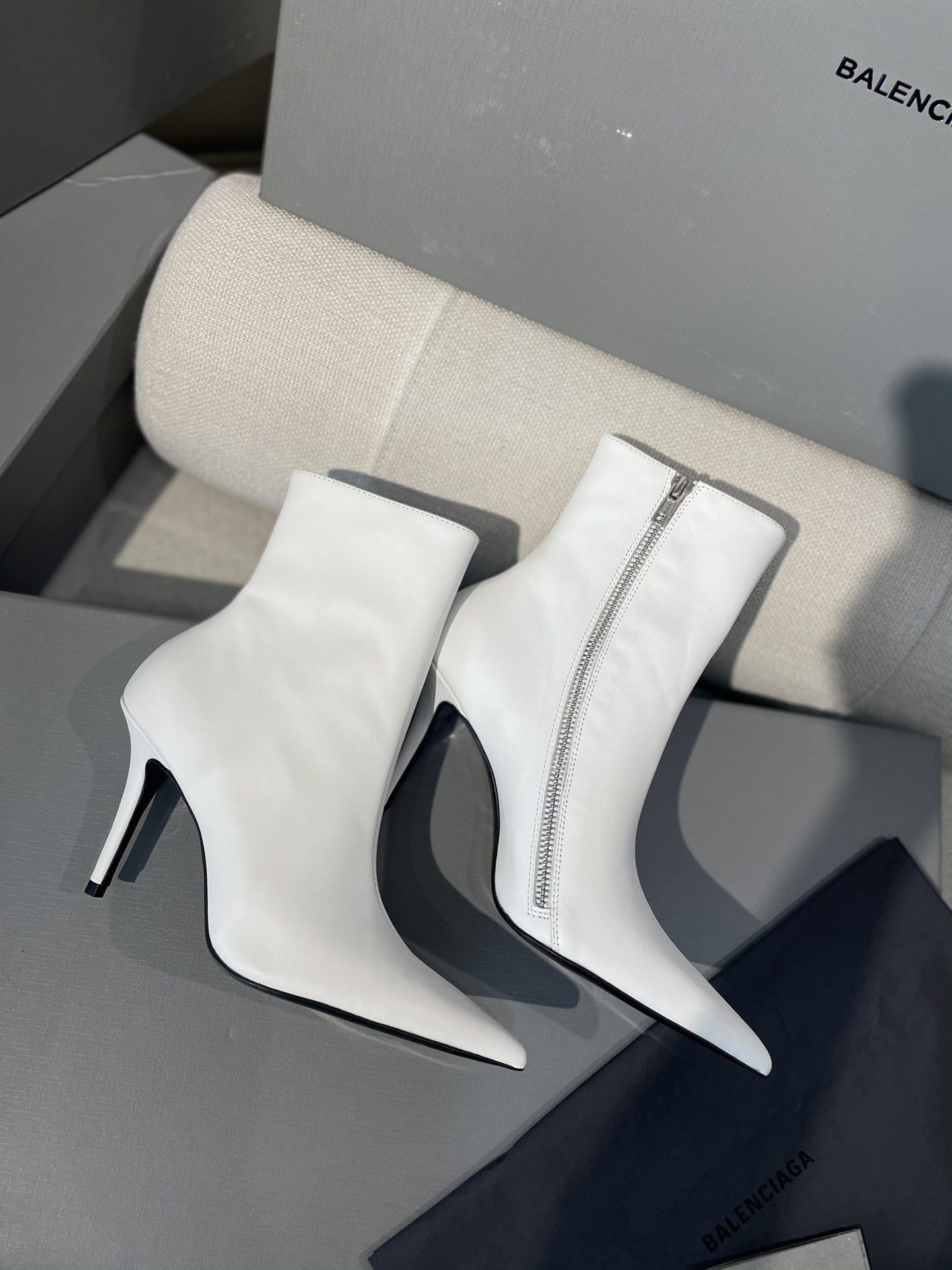 [TOP] BALENCIAGA New Pointed Toe Heeled Cowhide Boots - 9cm - 2 Colour