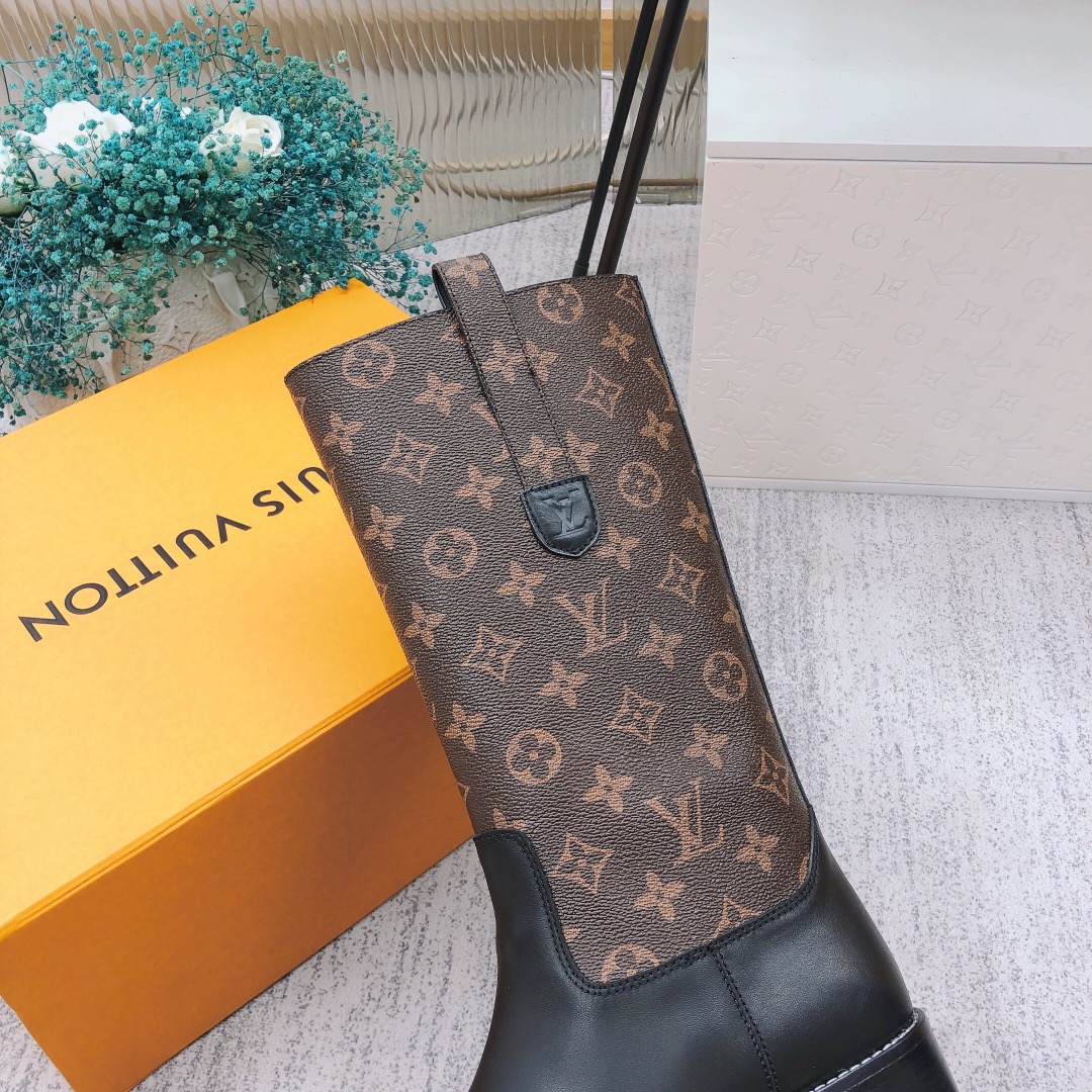 [TOP] Louis Vuitton LV Pure Leather Embossed Sleeve Boots - 2 Colour