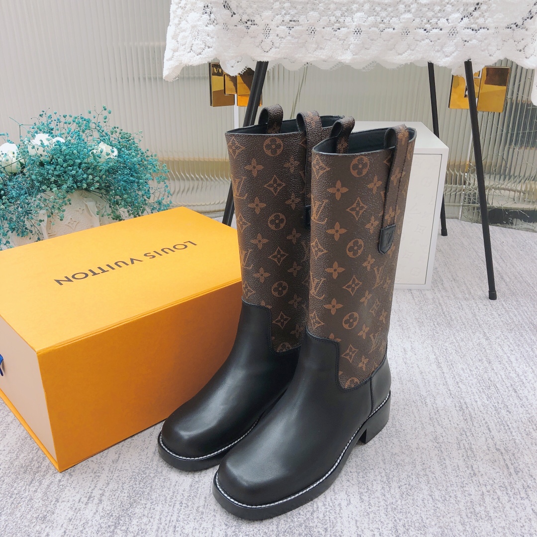 [TOP] Louis Vuitton LV Pure Leather Embossed Sleeve Boots - 2 Colour