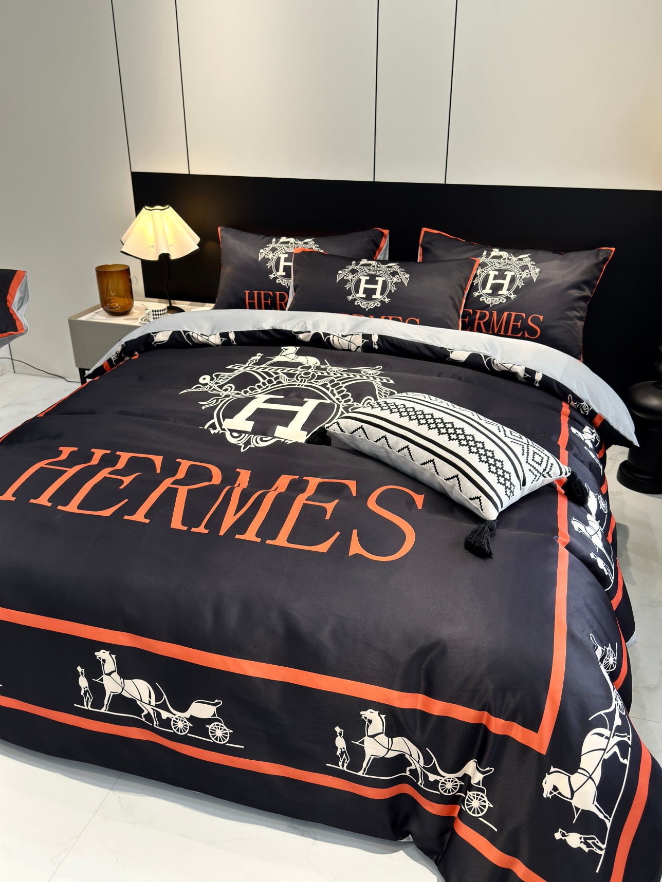 [TOP] HERMES Washed Silk Printing Four-piece Set - Black
