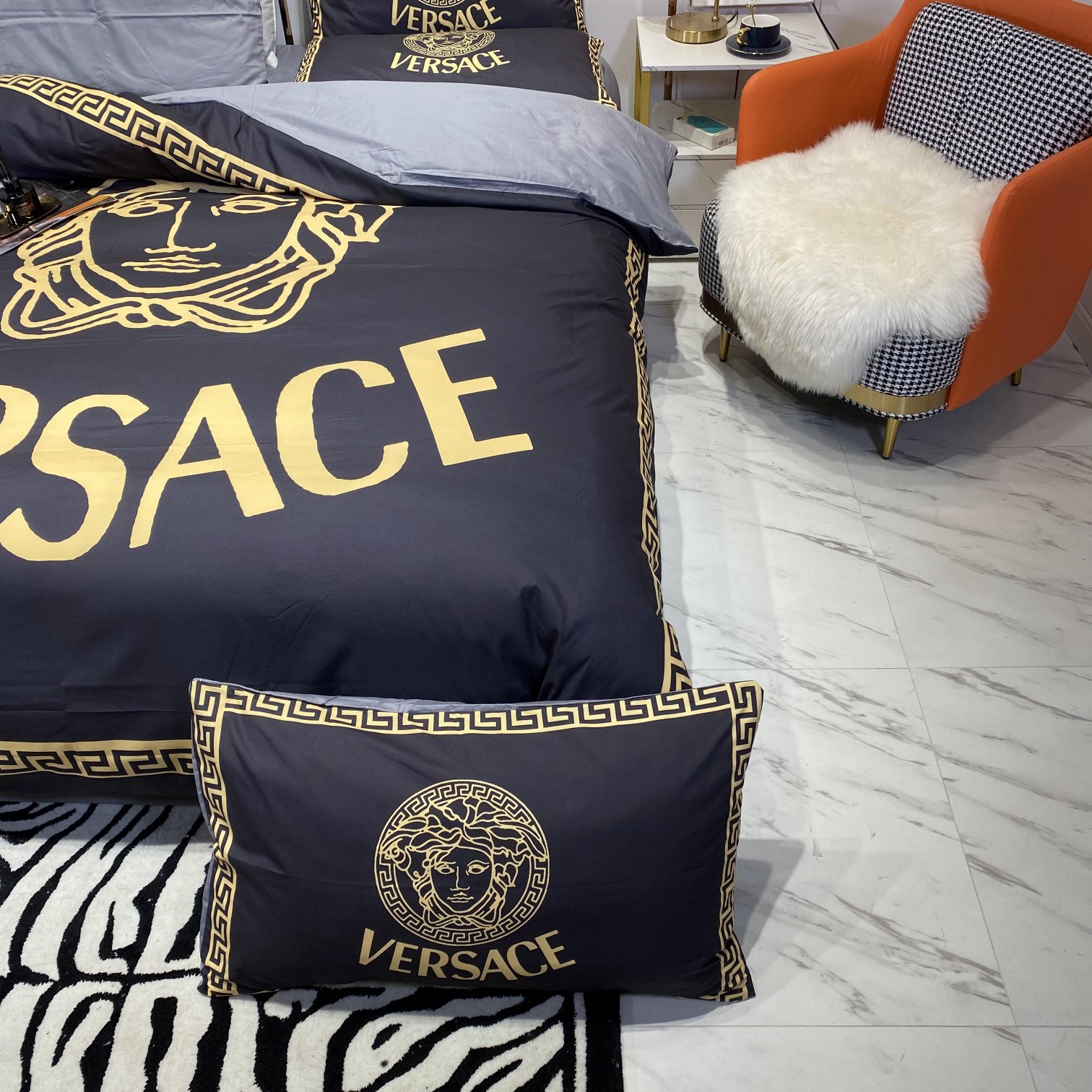 [TOP] VERSACE Cotton Printing Four-piece Set - Black and Gold