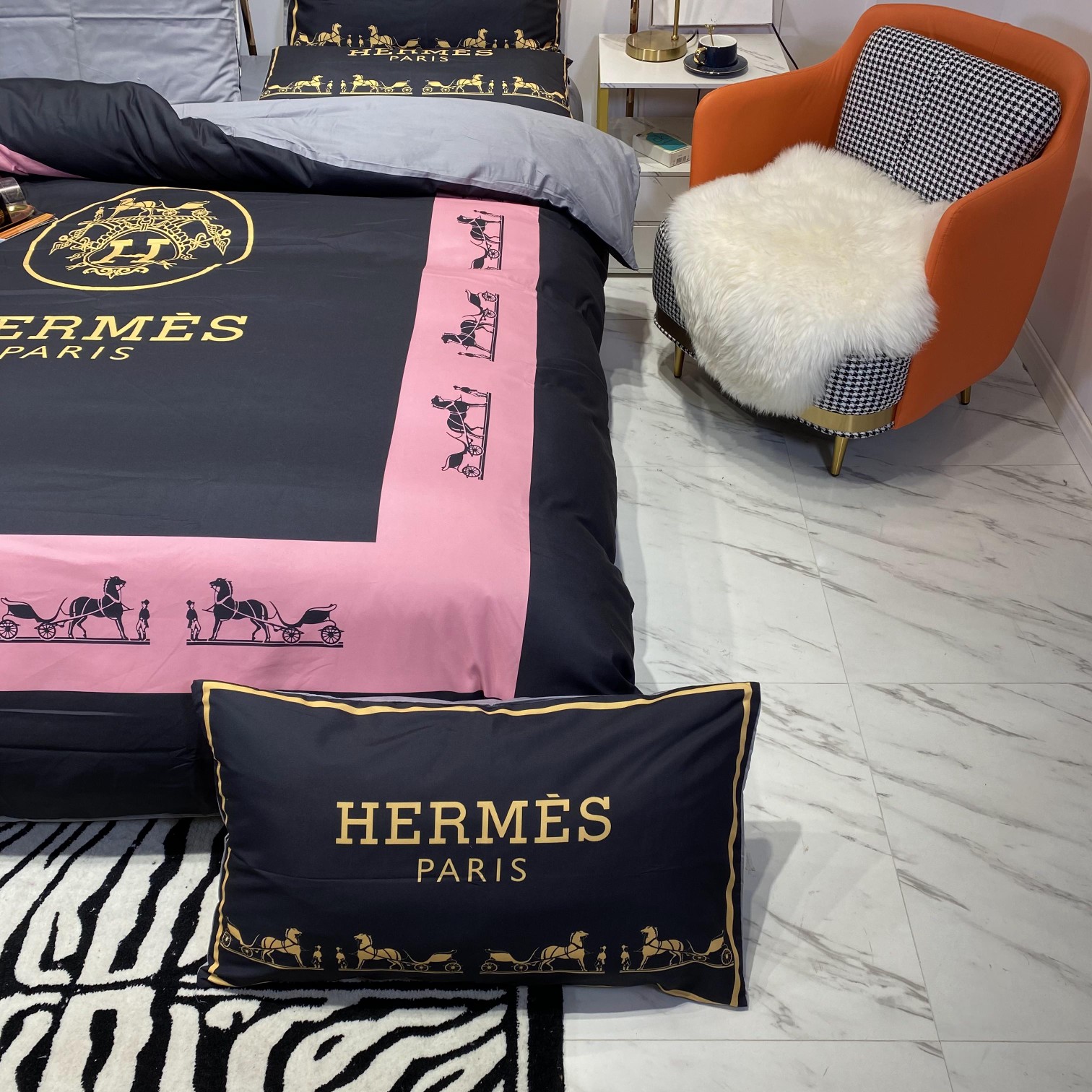 [TOP] HERMES Cotton Printing Four-piece Set - Black and Pink