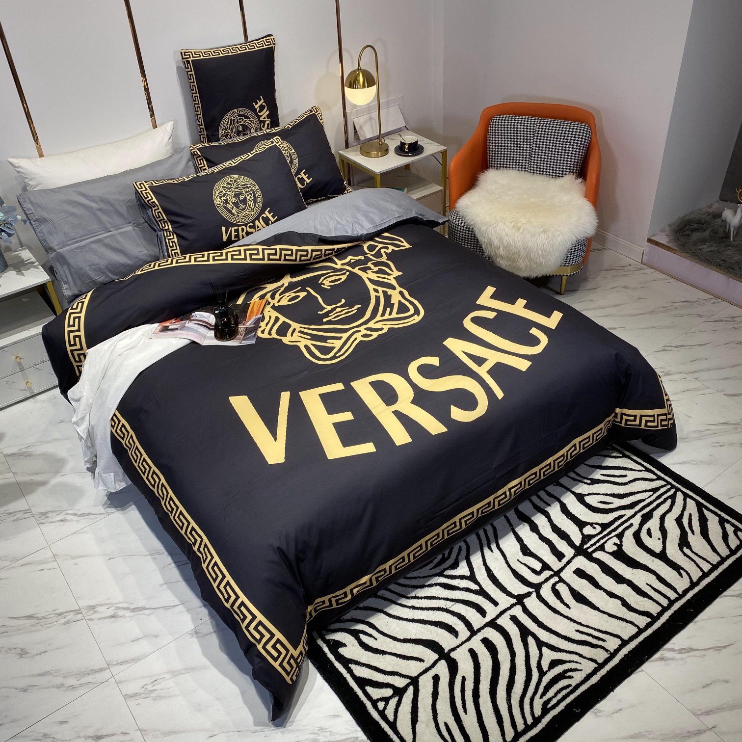 [TOP] VERSACE Cotton Printing Four-piece Set - Black and Gold