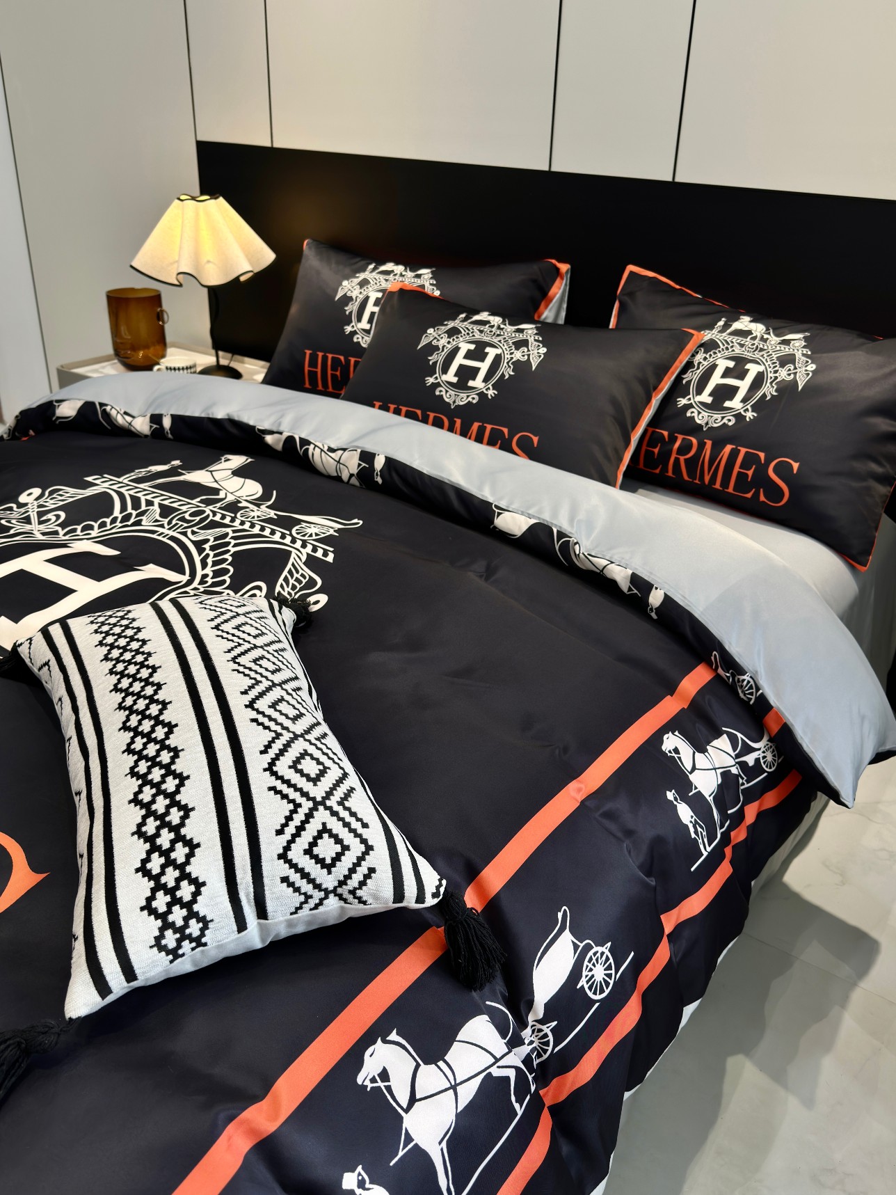 [TOP] HERMES Washed Silk Printing Four-piece Set - Black