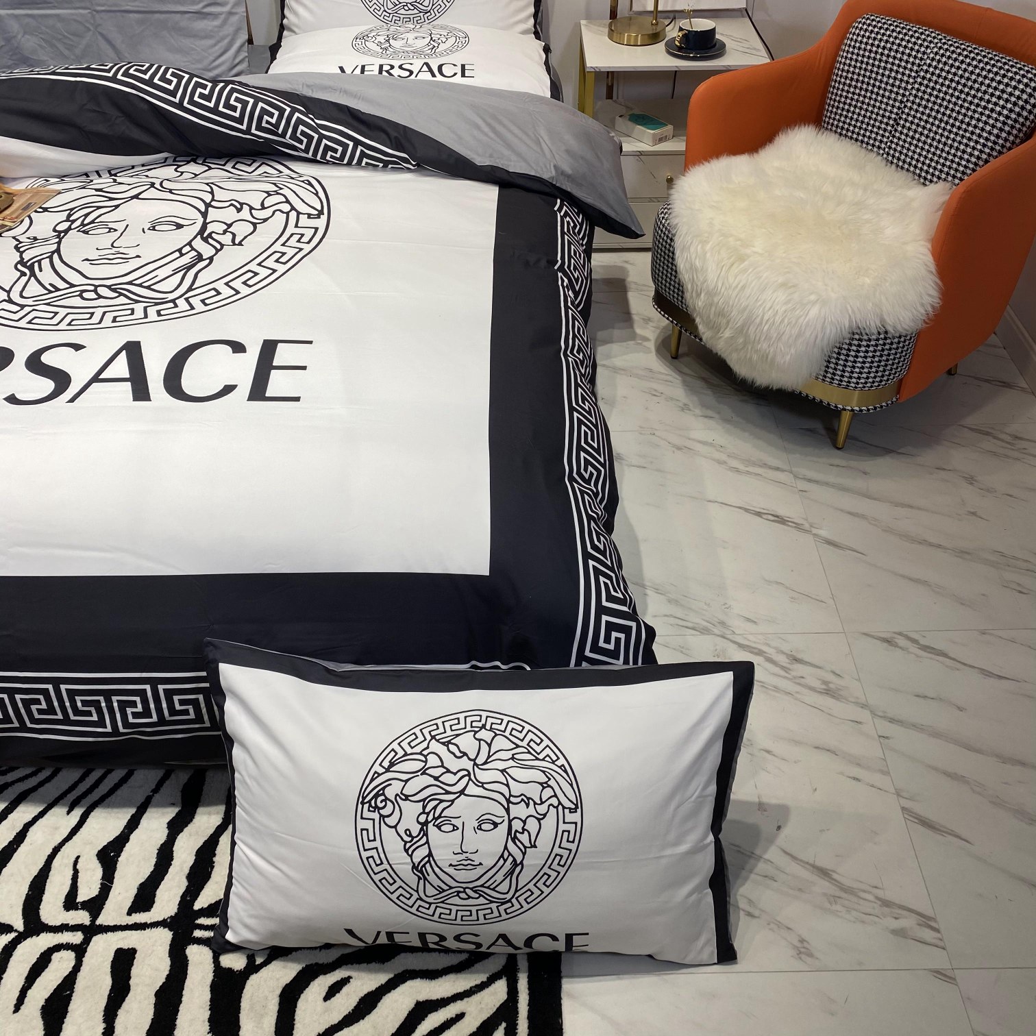 [TOP] VERSACE Cotton Printing Four-piece Set - Black and White