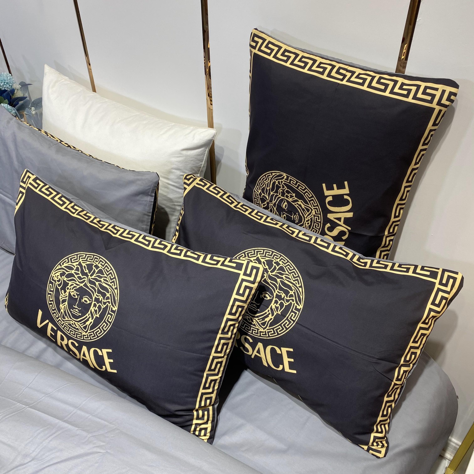 [TOP] VERSACE Cotton Printing Four-piece Set - Black and Gold