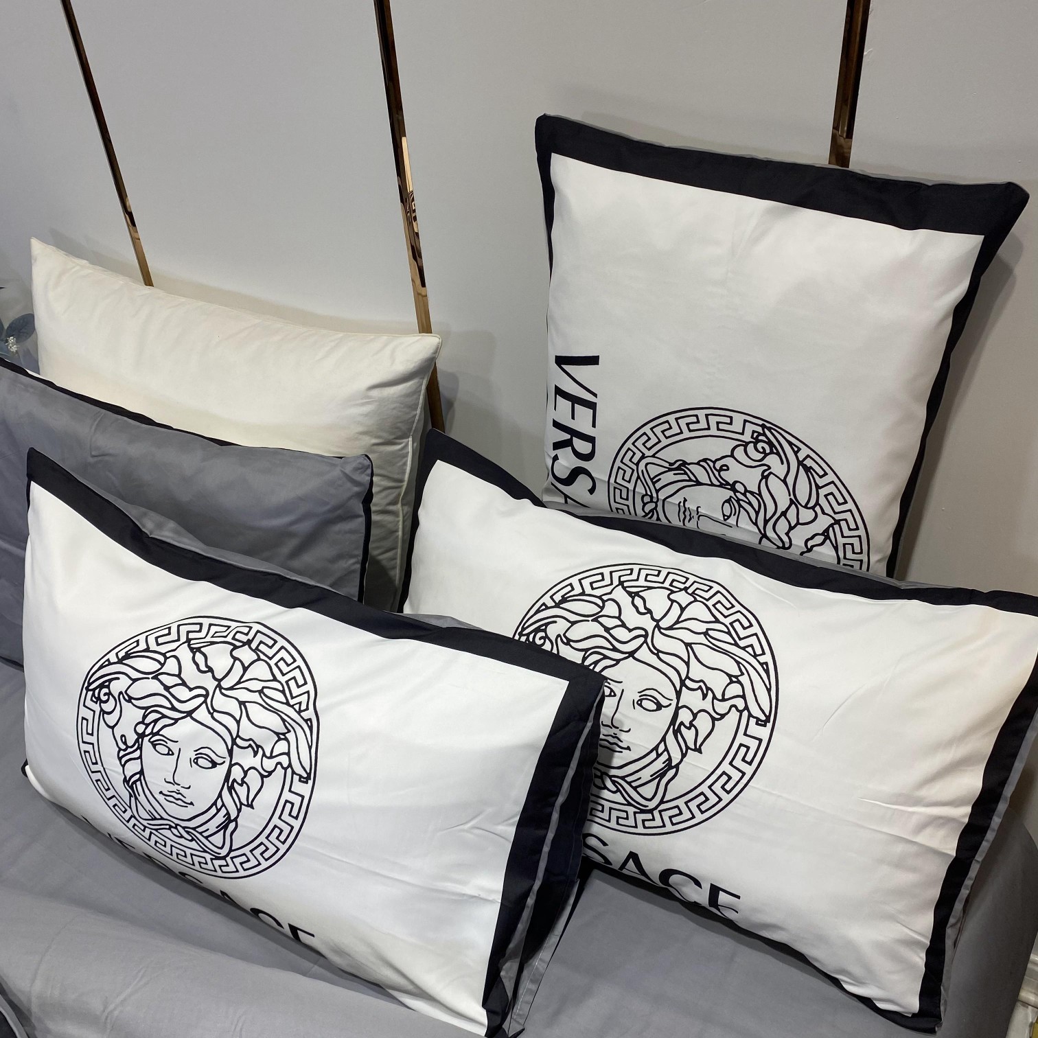 [TOP] VERSACE Cotton Printing Four-piece Set - Black and White