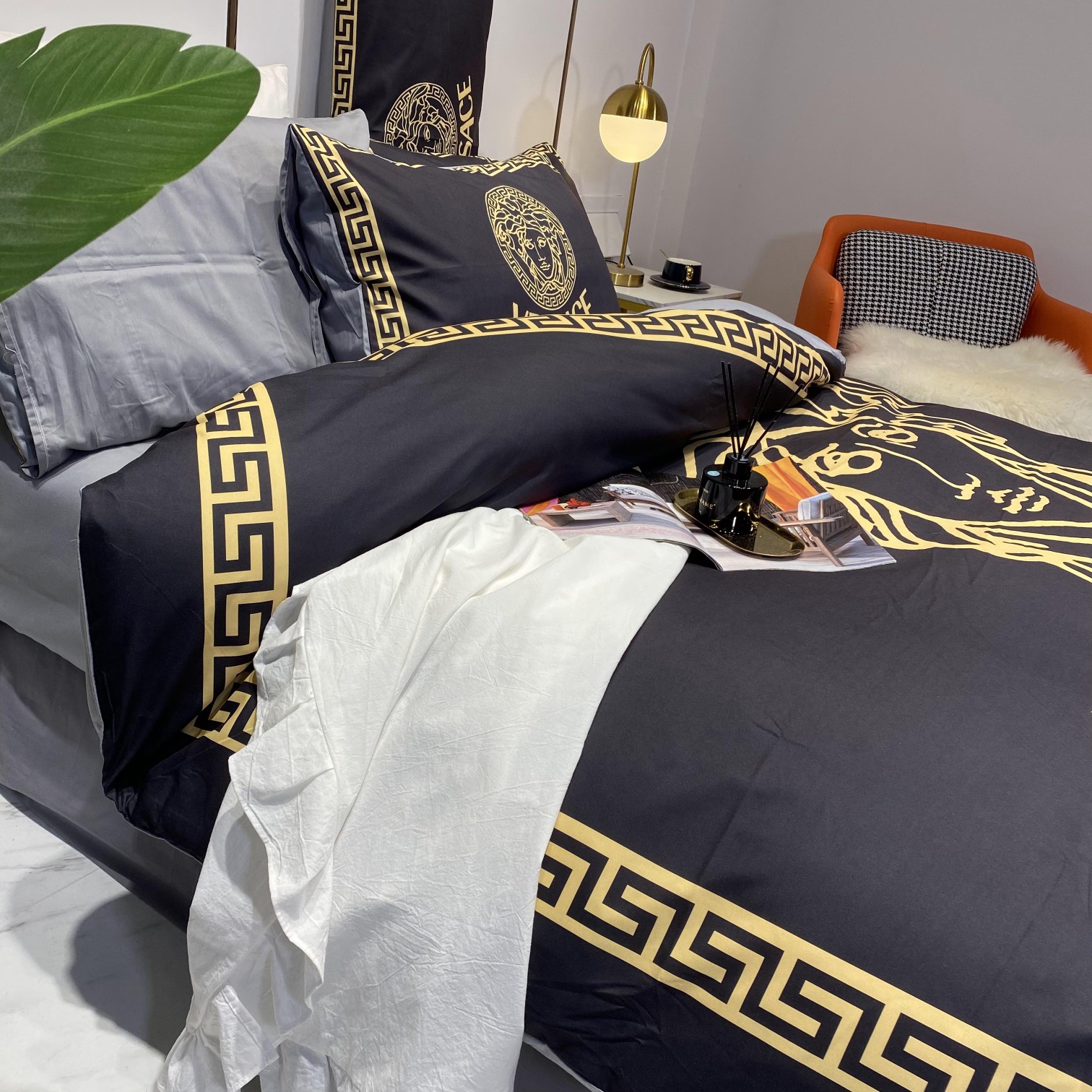 [TOP] VERSACE Cotton Printing Four-piece Set - Black and Gold