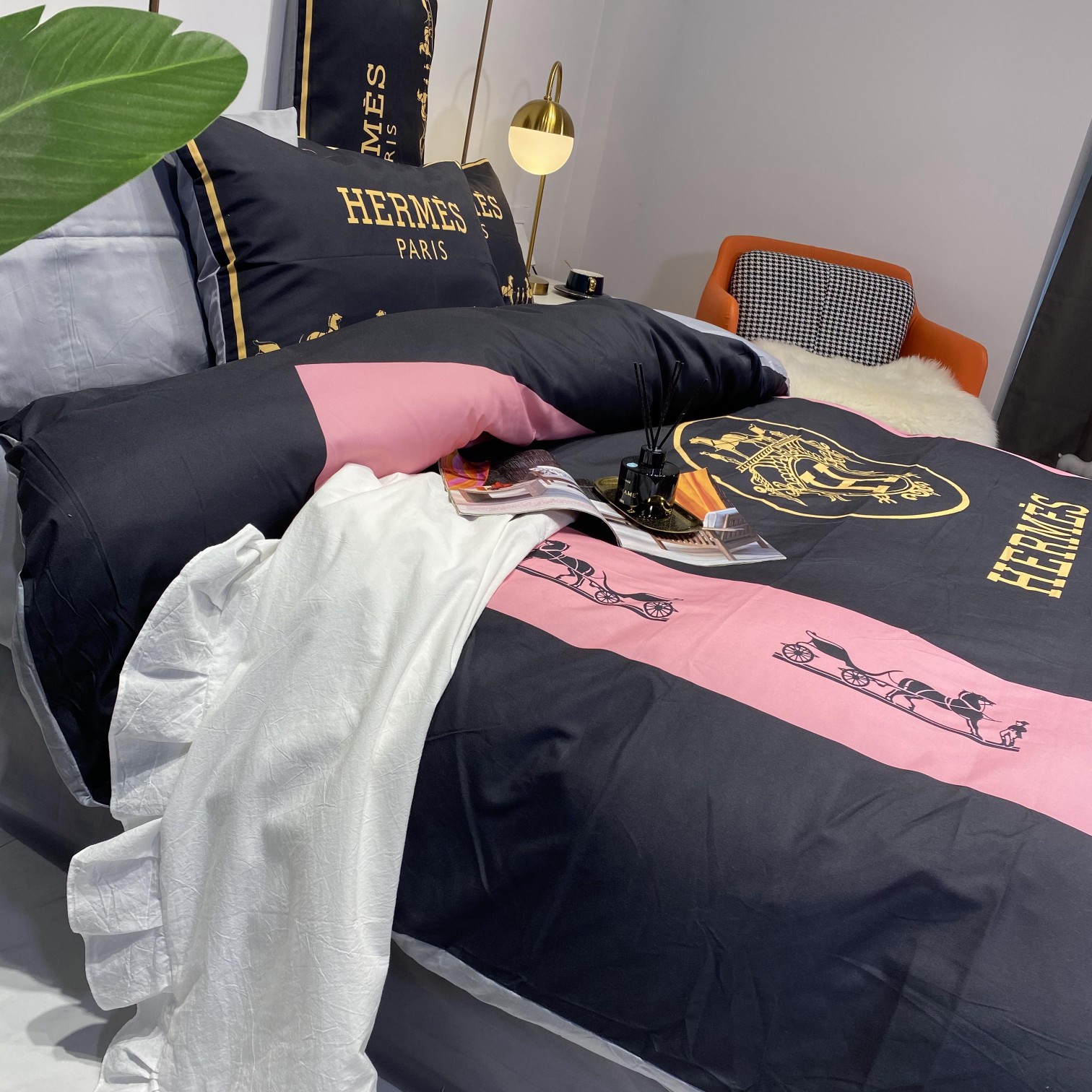 [TOP] HERMES Cotton Printing Four-piece Set - Black and Pink