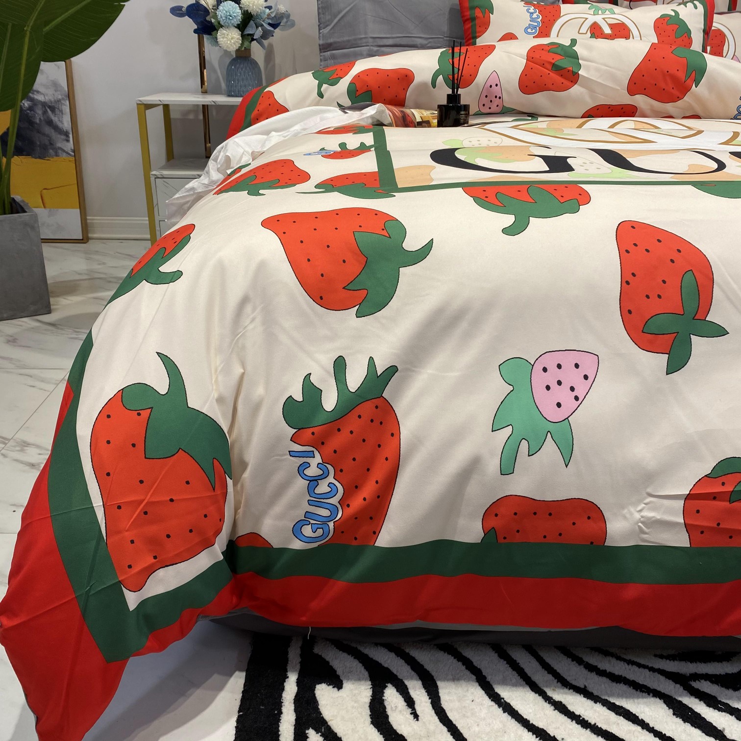 [TOP] GUCCI Cotton Strawberry Printing Four-piece Set