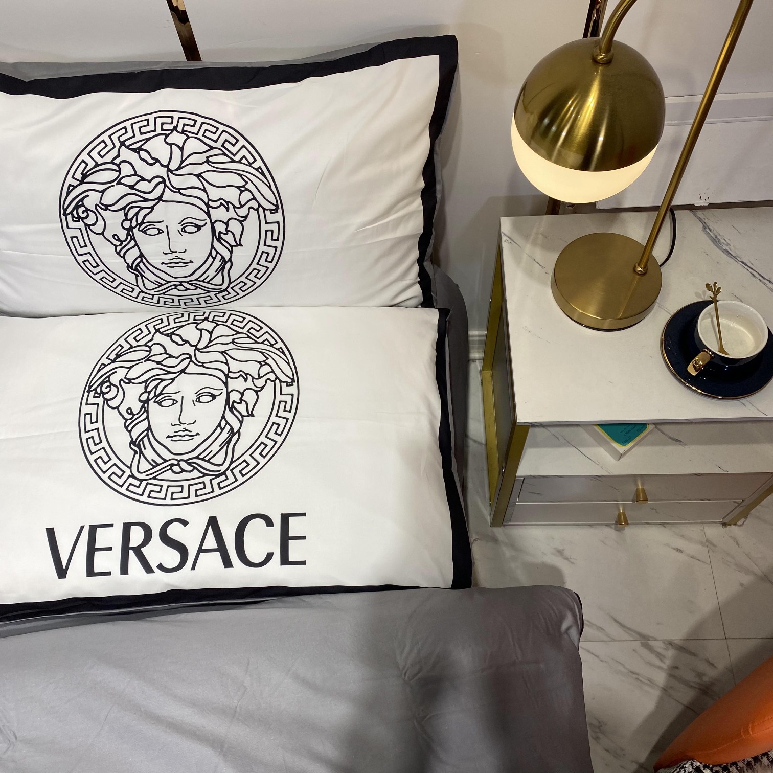 [TOP] VERSACE Cotton Printing Four-piece Set - Black and White