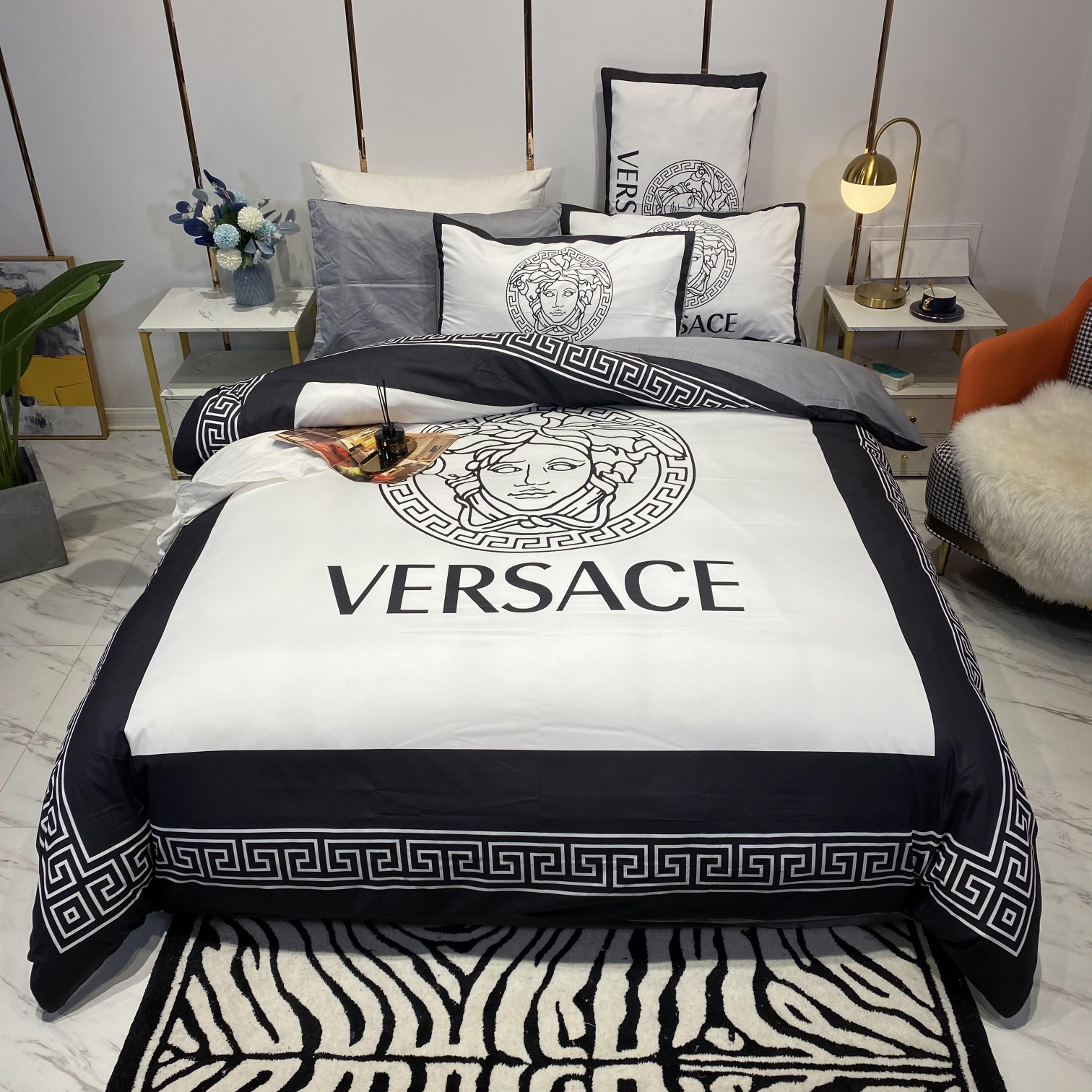 [TOP] VERSACE Cotton Printing Four-piece Set - Black and White