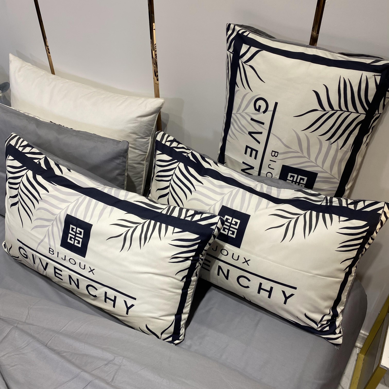 [TOP] GIVENCHY Cotton Printing Four-piece Set - White