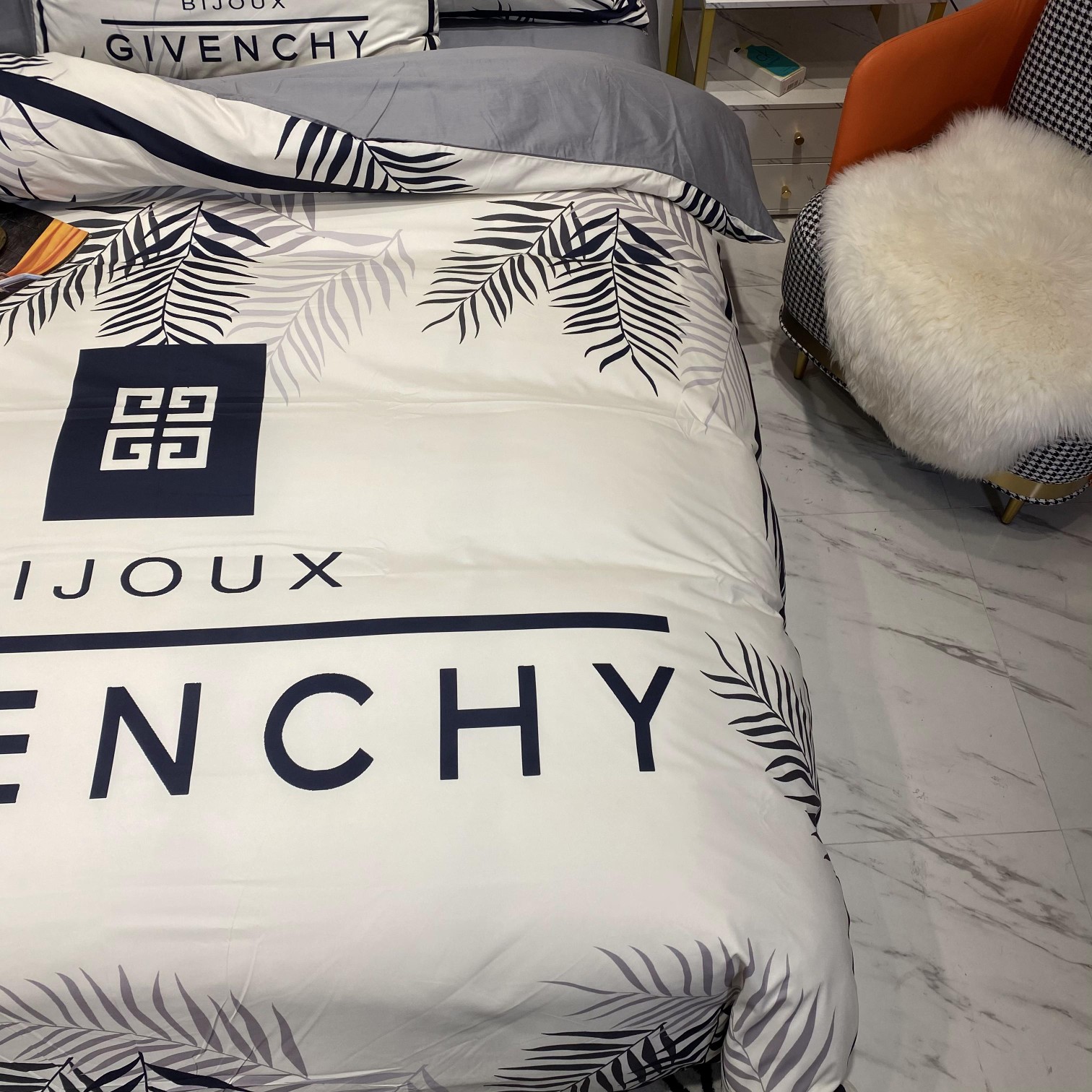 [TOP] GIVENCHY Cotton Printing Four-piece Set - White