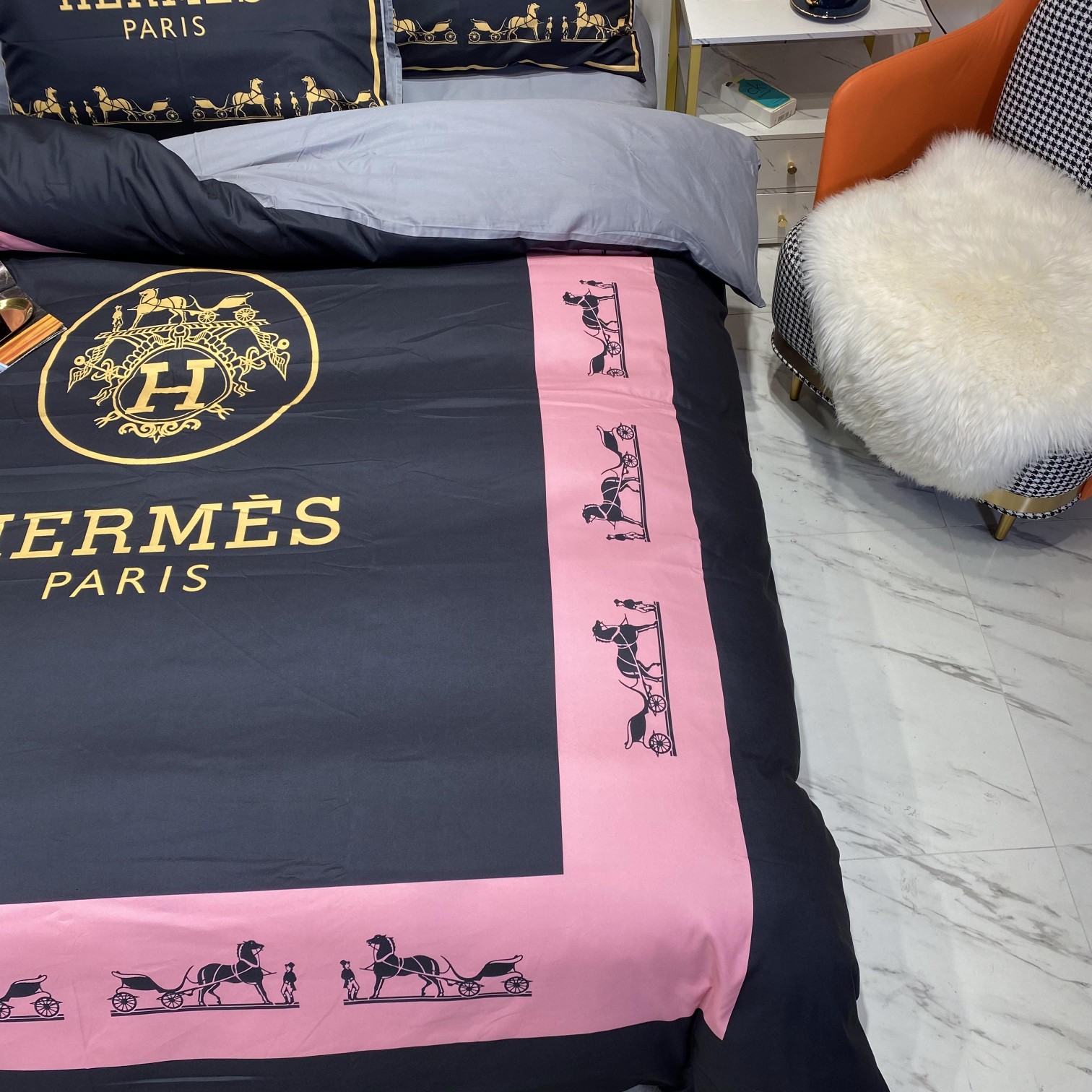 [TOP] HERMES Cotton Printing Four-piece Set - Black and Pink