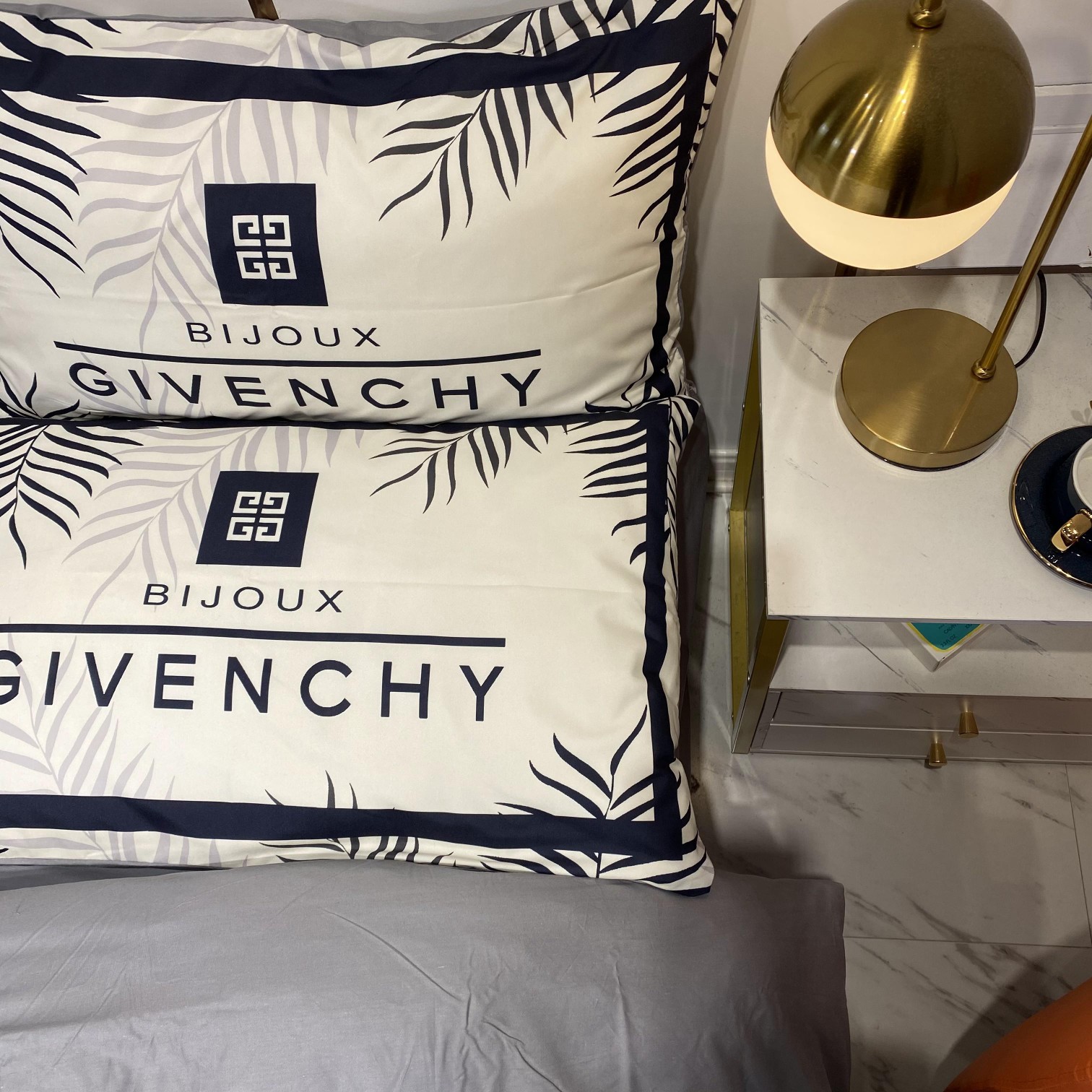 [TOP] GIVENCHY Cotton Printing Four-piece Set - White