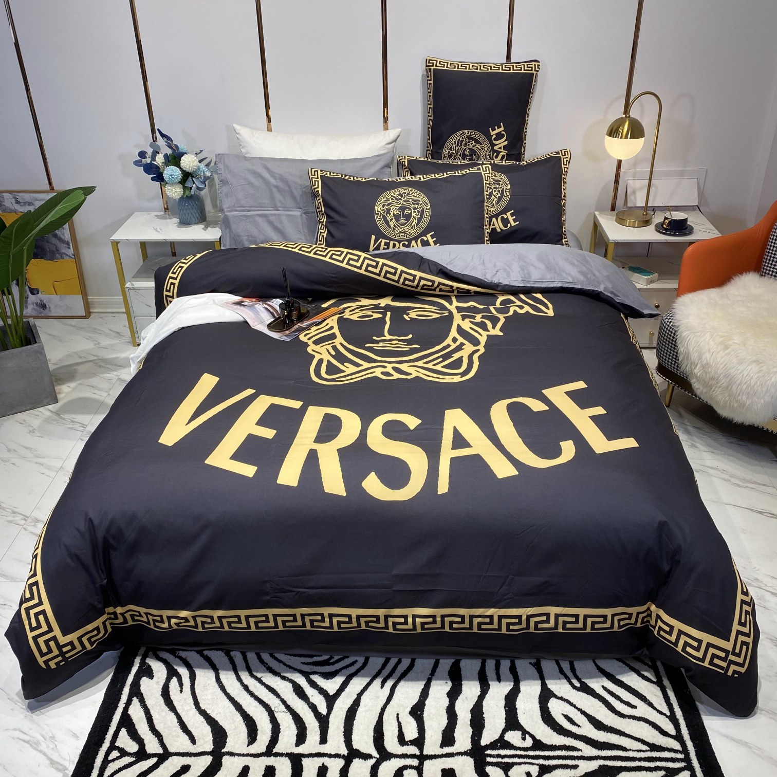 [TOP] VERSACE Cotton Printing Four-piece Set - Black and Gold