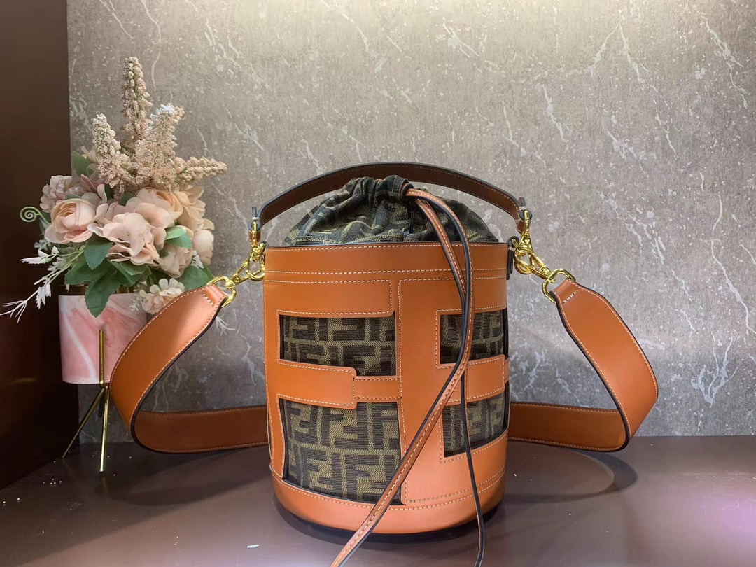 [TOP] FENDI Step OUt Medium Bucket Bag - Five Bags