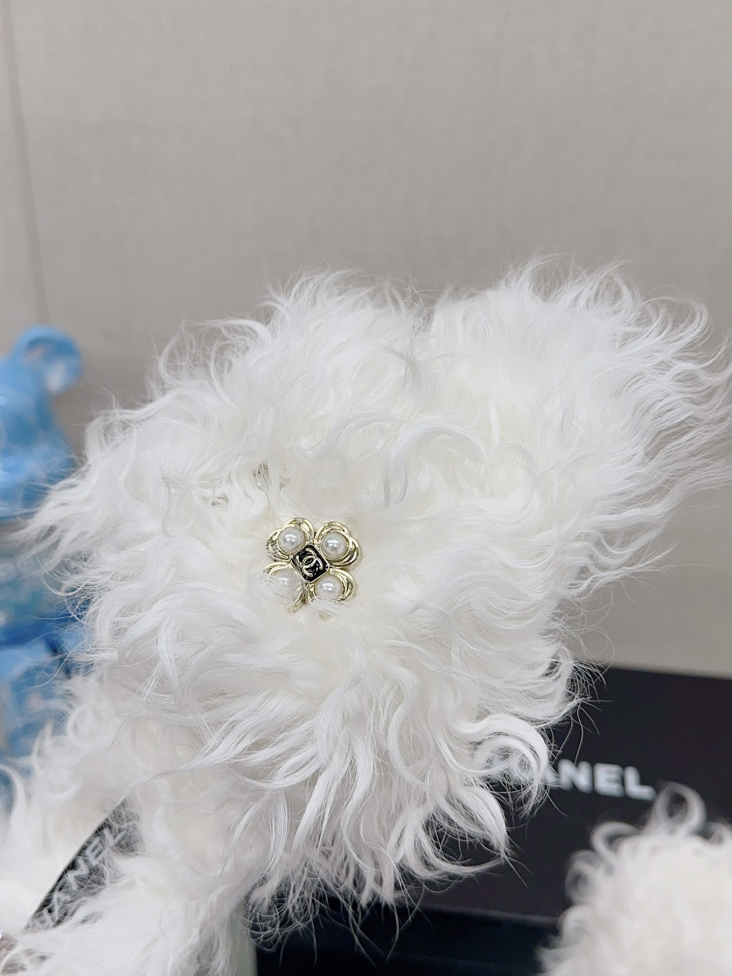 [TOP] CHANEL Pearl Buckle Plush Slippers - 3 Colour