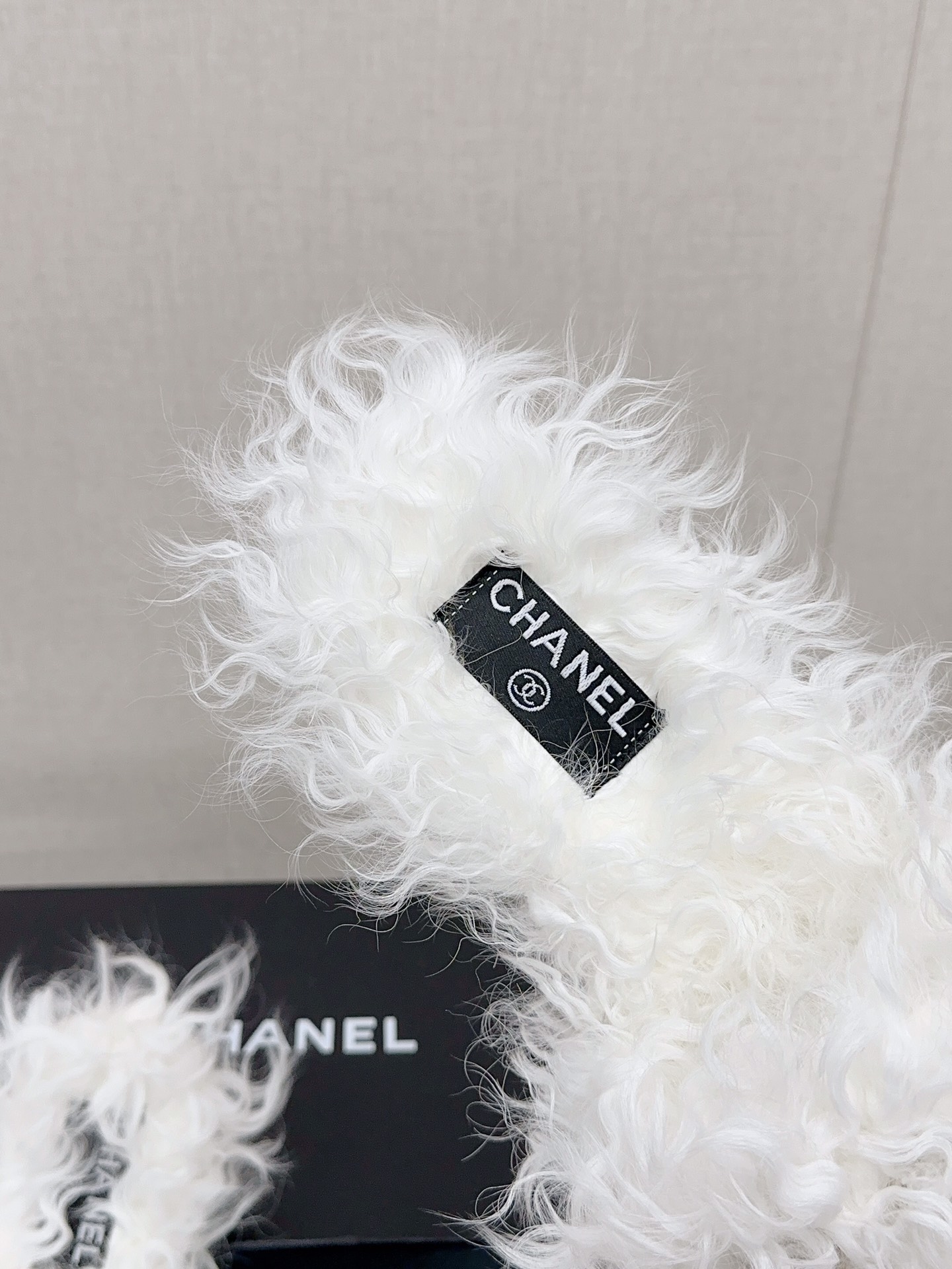 [TOP] CHANEL Pearl Buckle Plush Slippers - 3 Colour