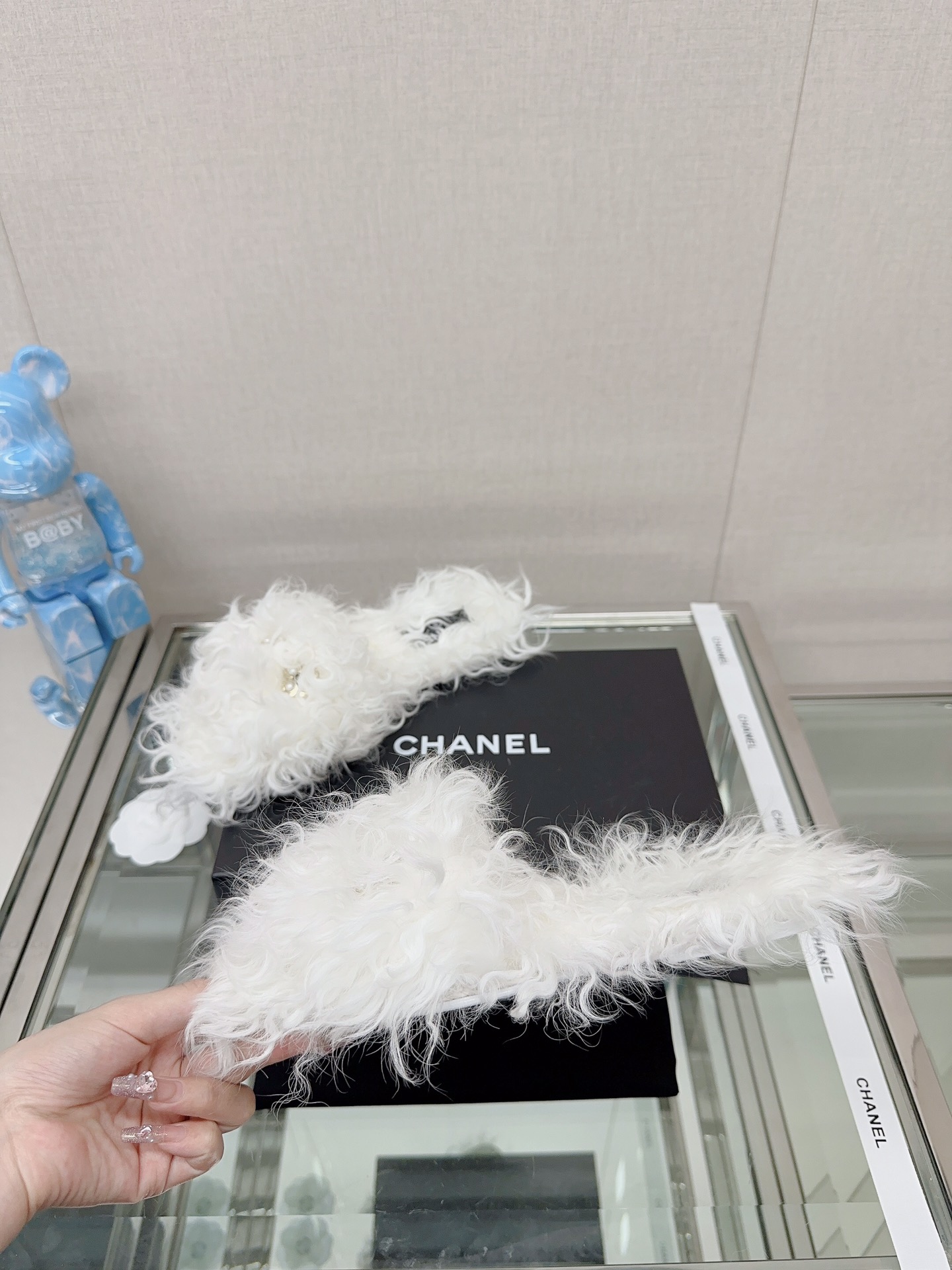 [TOP] CHANEL Pearl Buckle Plush Slippers - 3 Colour