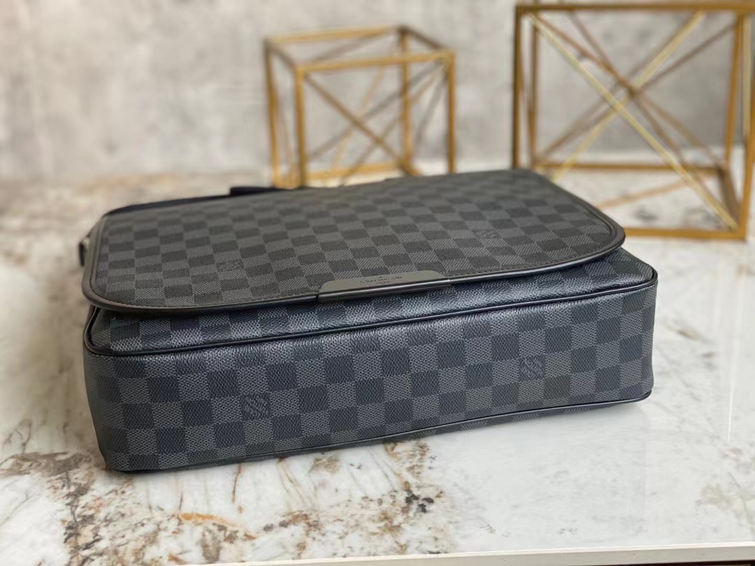 [TOP] Louis Vuitton LV Daniel Mm Graphite 36x28x7.5 cm