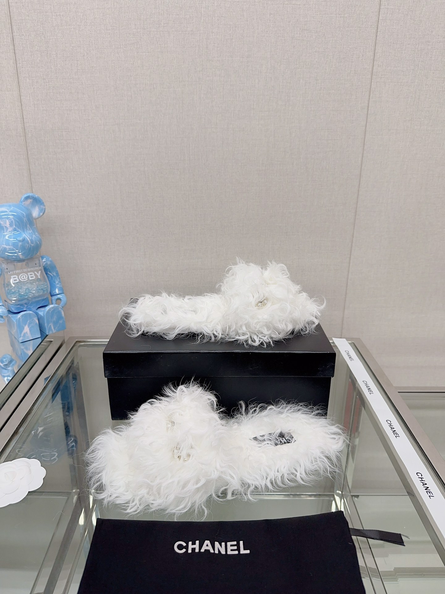 [TOP] CHANEL Pearl Buckle Plush Slippers - 3 Colour