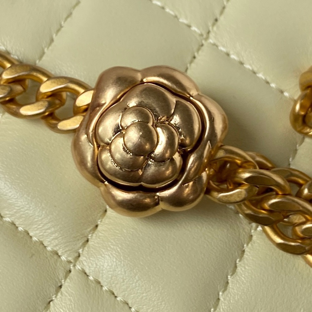 [TOP] CHANEL Chain Small Cosmetic Box 8.5*11*7cm - GHW