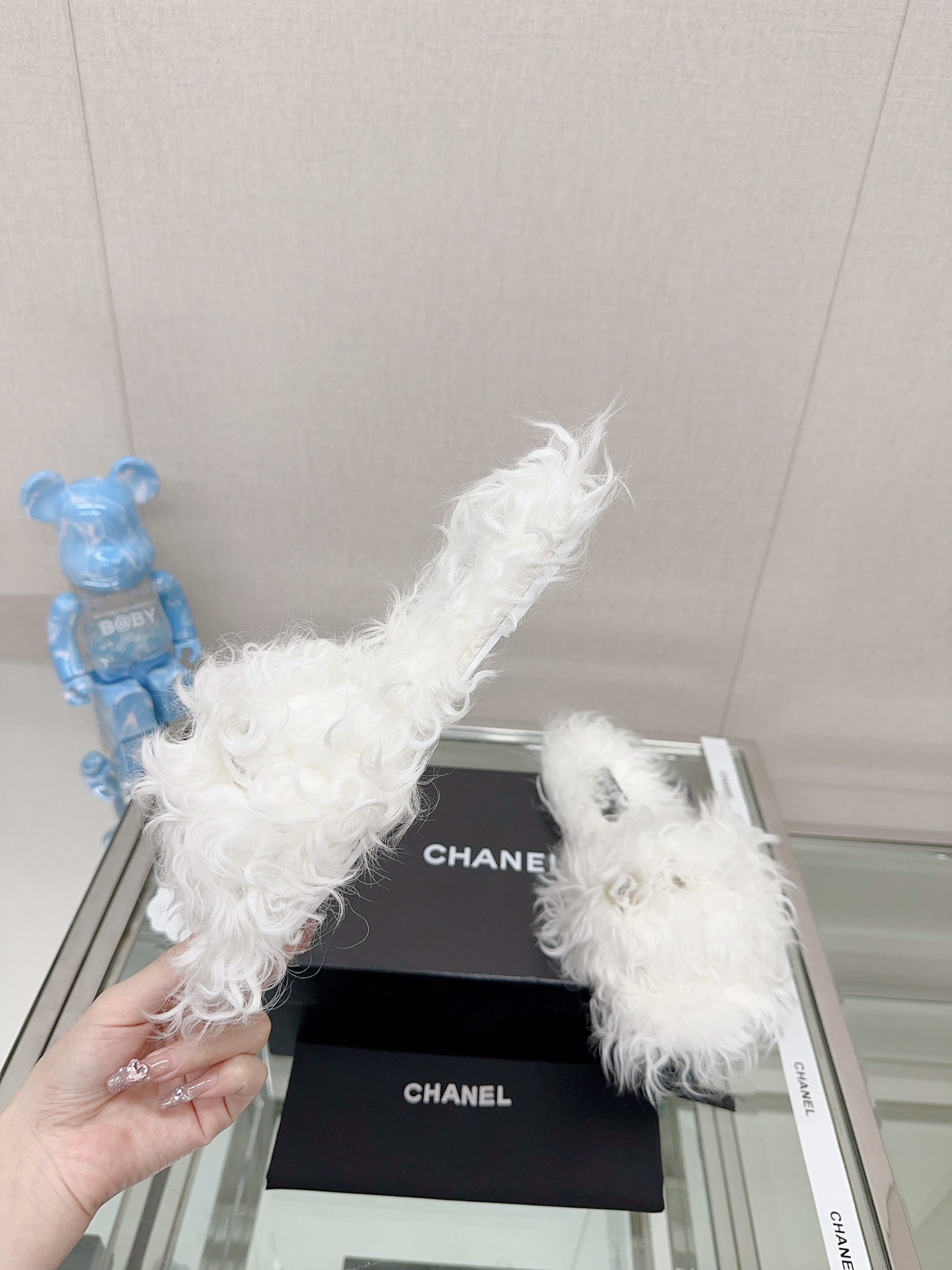 [TOP] CHANEL Pearl Buckle Plush Slippers - 3 Colour
