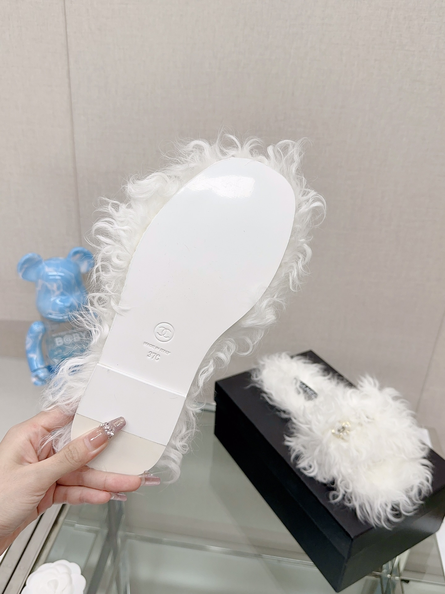 [TOP] CHANEL Pearl Buckle Plush Slippers - 3 Colour